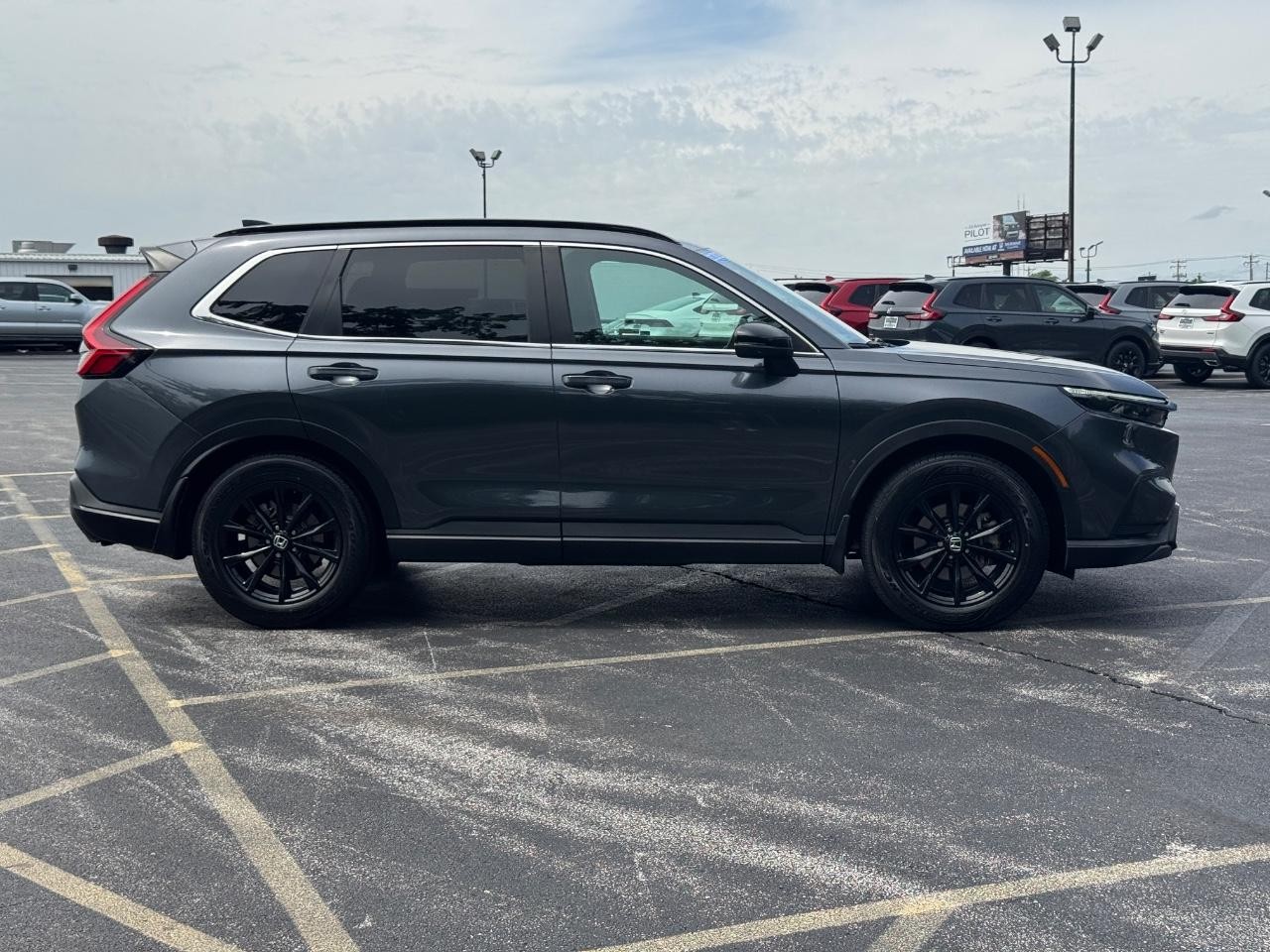 Honda CR-V Hybrid Vehicle Full-screen Gallery Image 03