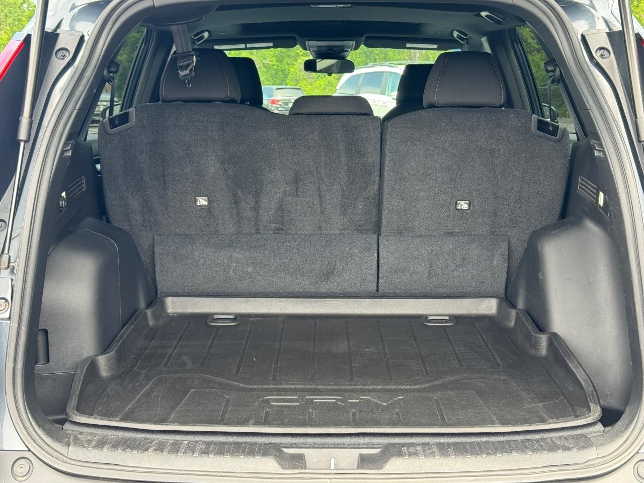 Honda CR-V Hybrid Vehicle Full-screen Gallery Image 05