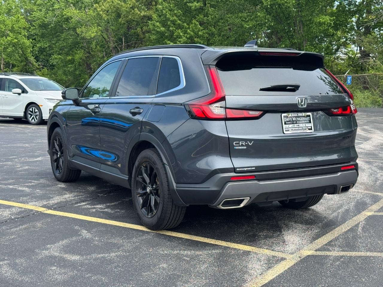 Honda CR-V Hybrid Vehicle Full-screen Gallery Image 07