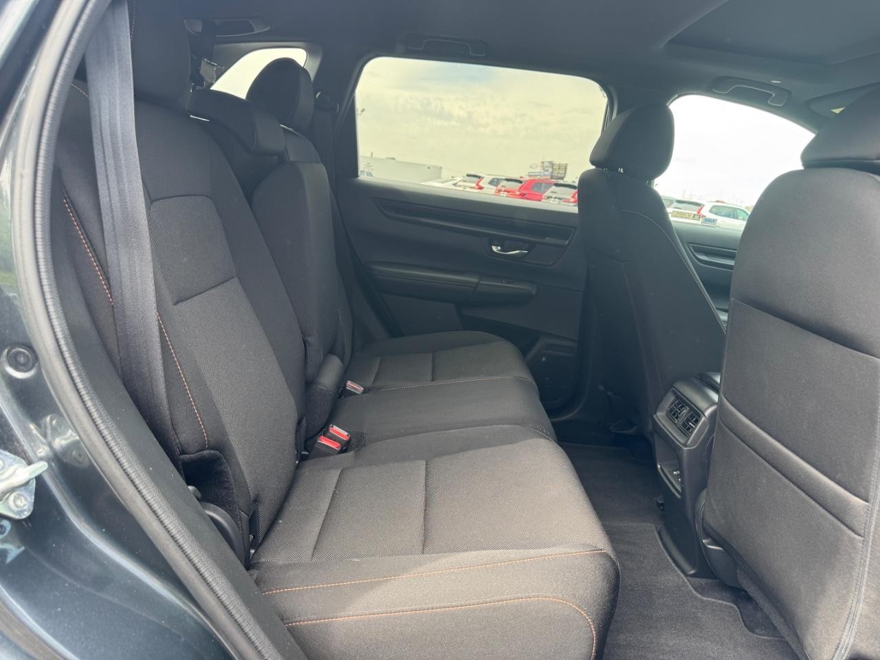 Honda CR-V Hybrid Vehicle Full-screen Gallery Image 11