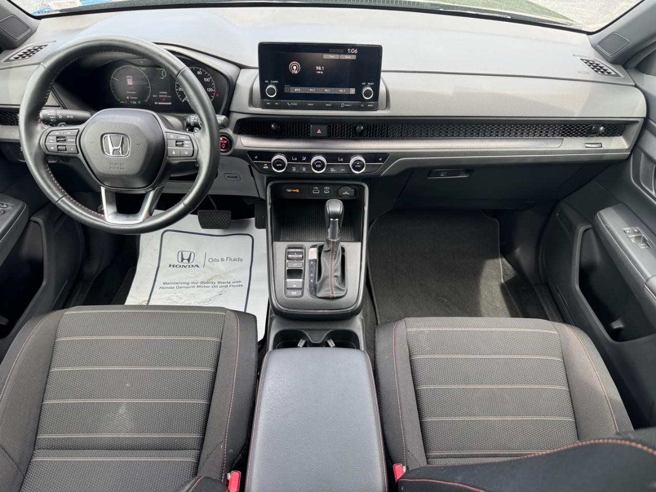 Honda CR-V Hybrid Vehicle Full-screen Gallery Image 12