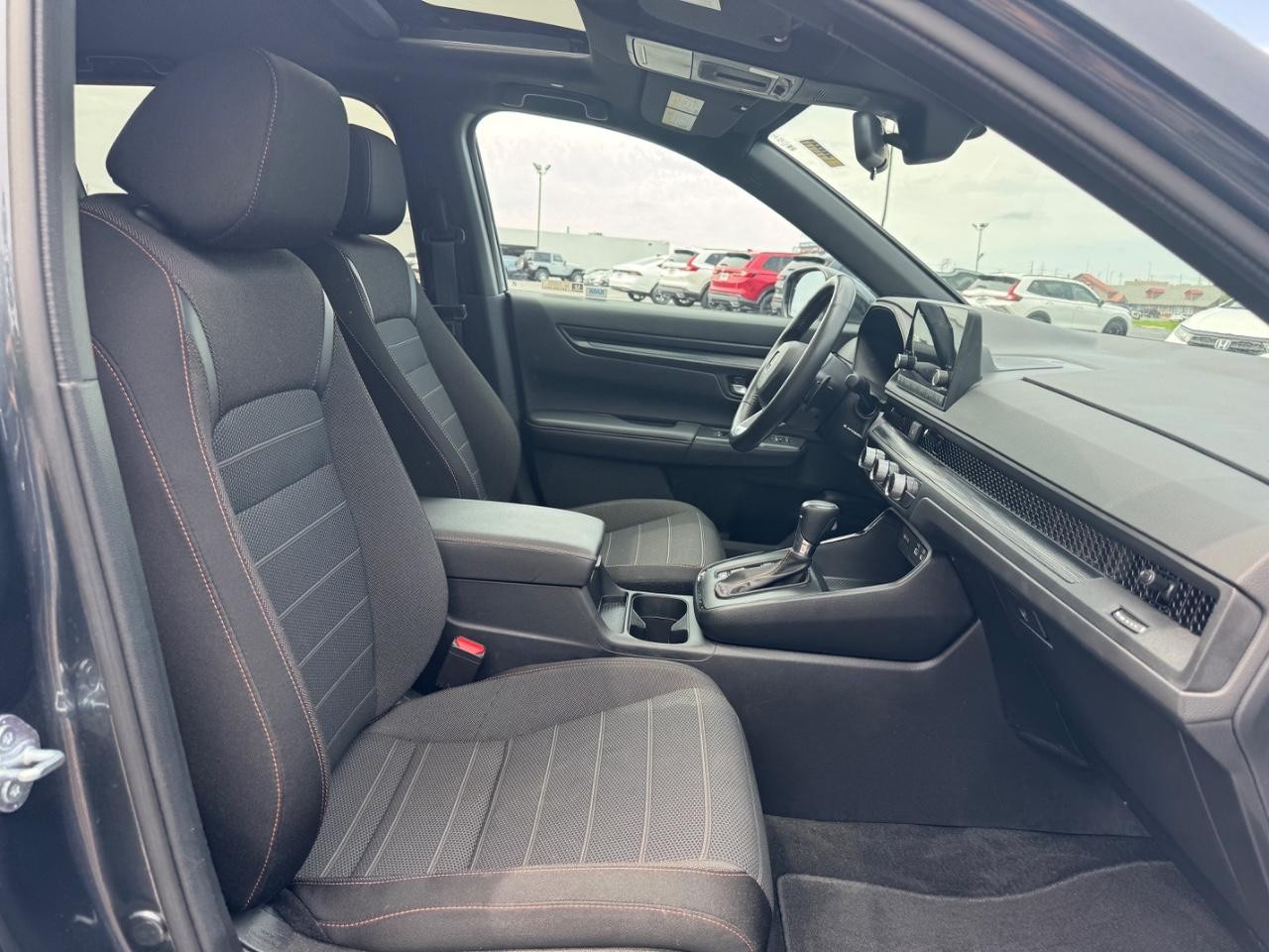 Honda CR-V Hybrid Vehicle Full-screen Gallery Image 19