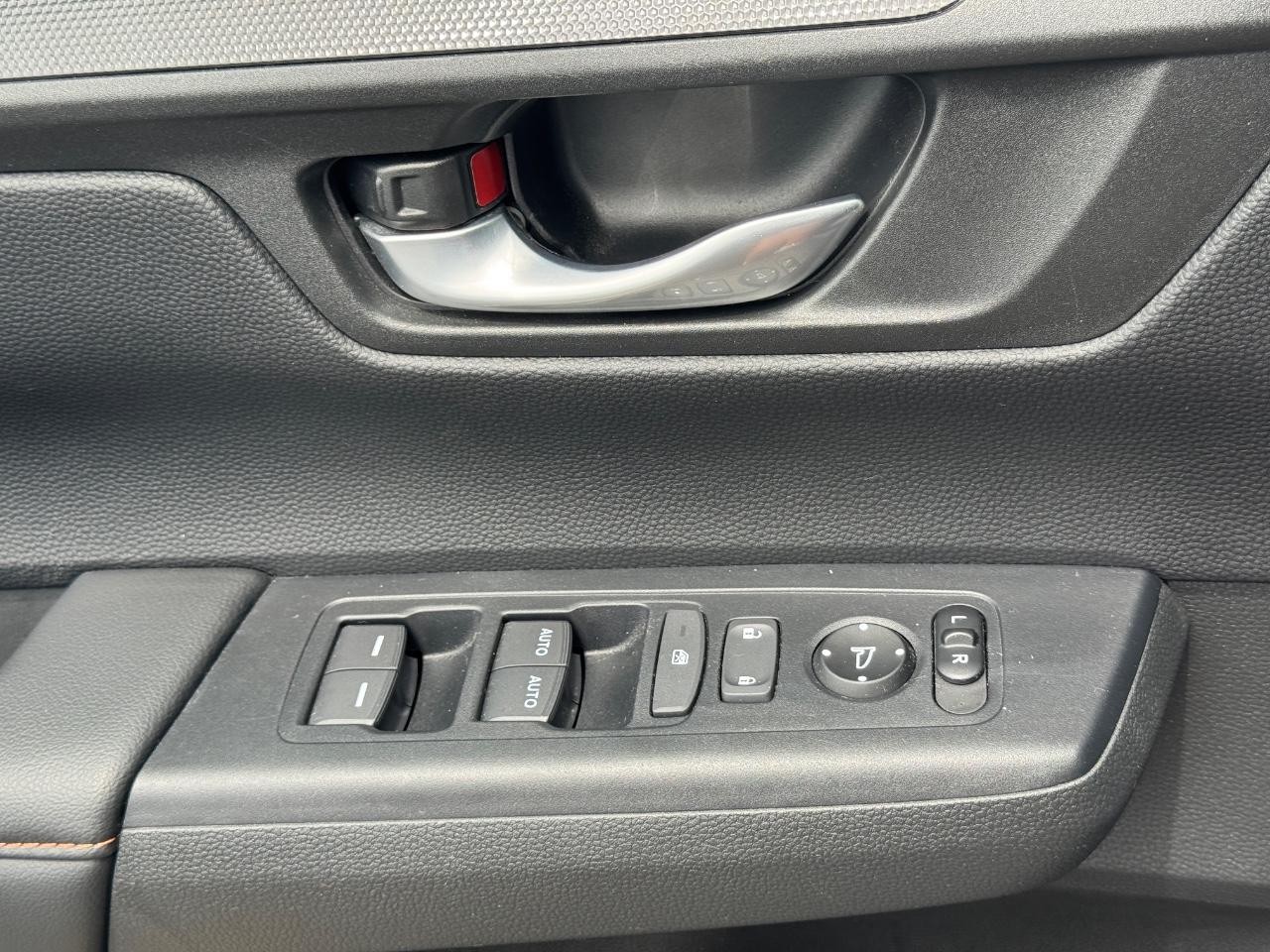 Honda CR-V Hybrid Vehicle Full-screen Gallery Image 27