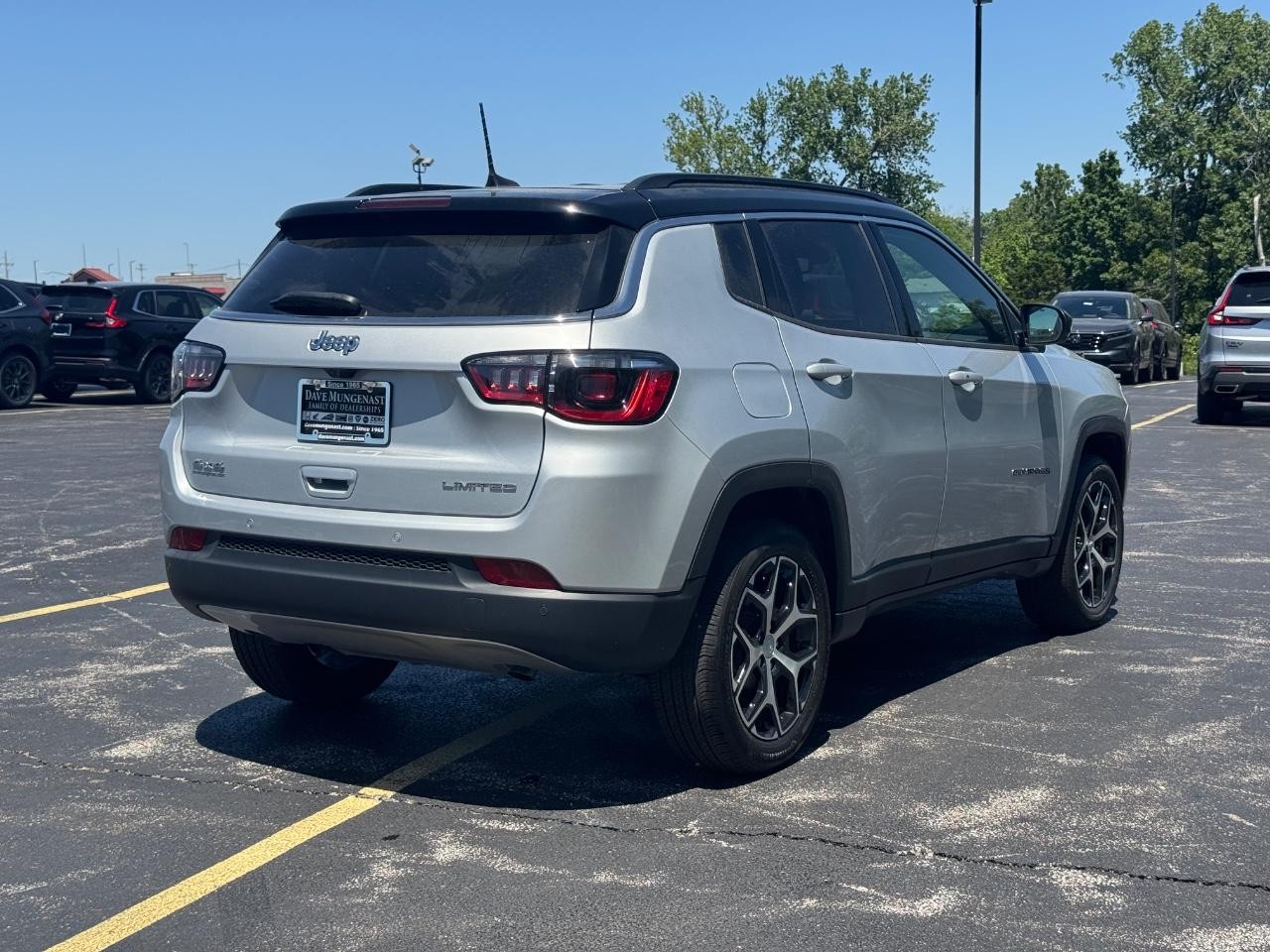 Jeep Compass Vehicle Full-screen Gallery Image 04