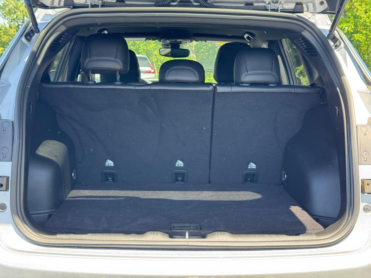 Jeep Compass Vehicle Full-screen Gallery Image 05