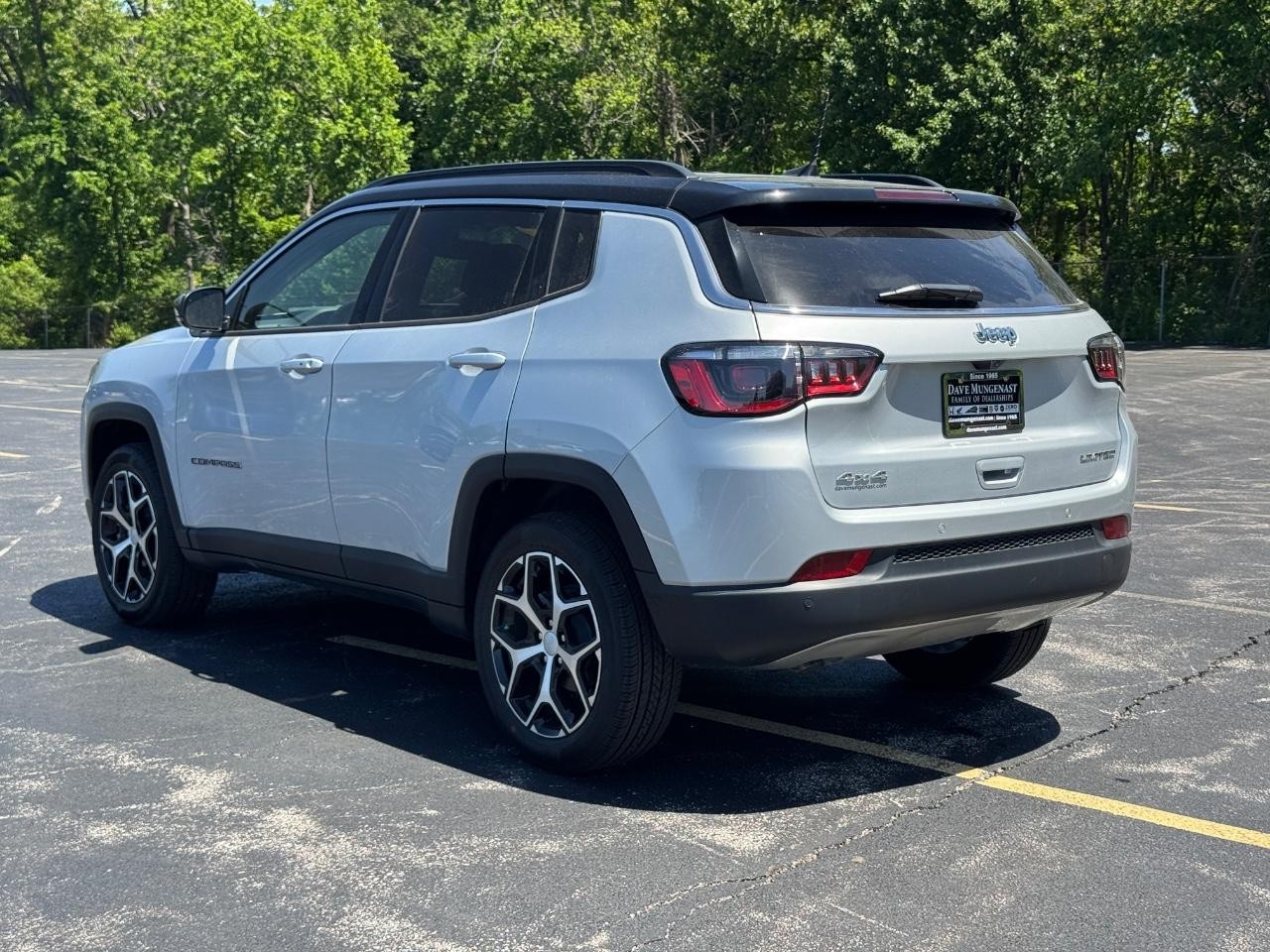 Jeep Compass Vehicle Full-screen Gallery Image 07
