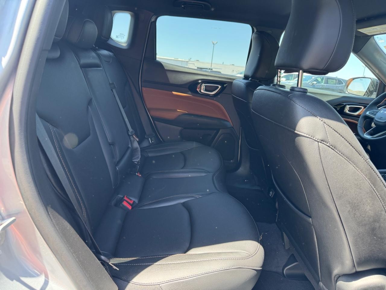 Jeep Compass Vehicle Full-screen Gallery Image 11