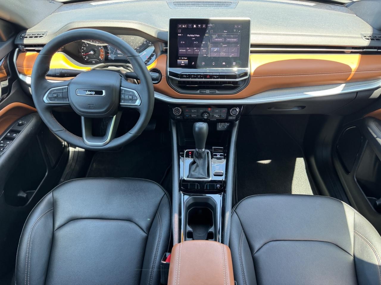 Jeep Compass Vehicle Full-screen Gallery Image 12