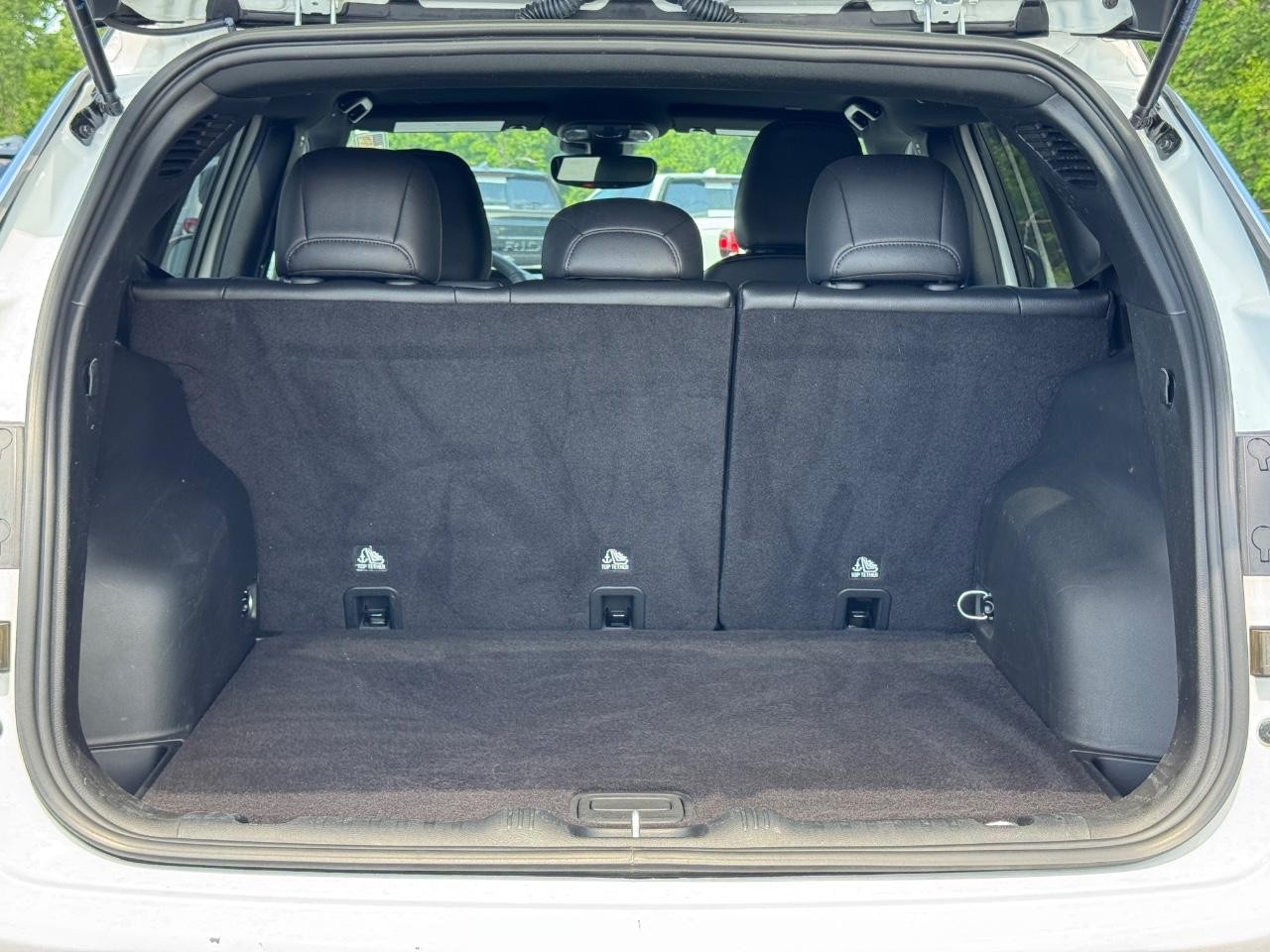 Jeep Compass Vehicle Full-screen Gallery Image 05