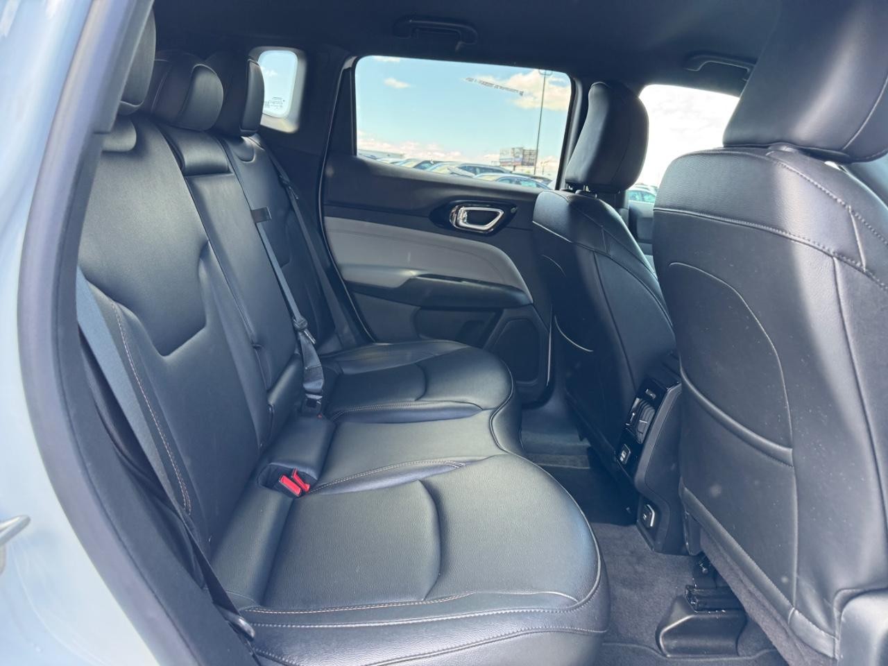 Jeep Compass Vehicle Full-screen Gallery Image 11