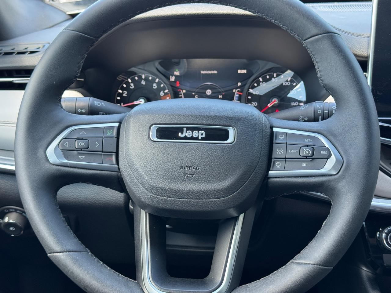 Jeep Compass Vehicle Full-screen Gallery Image 13