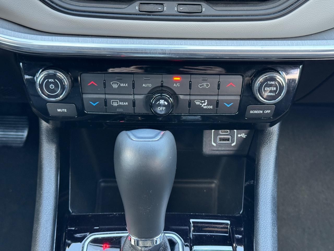 Jeep Compass Vehicle Full-screen Gallery Image 15