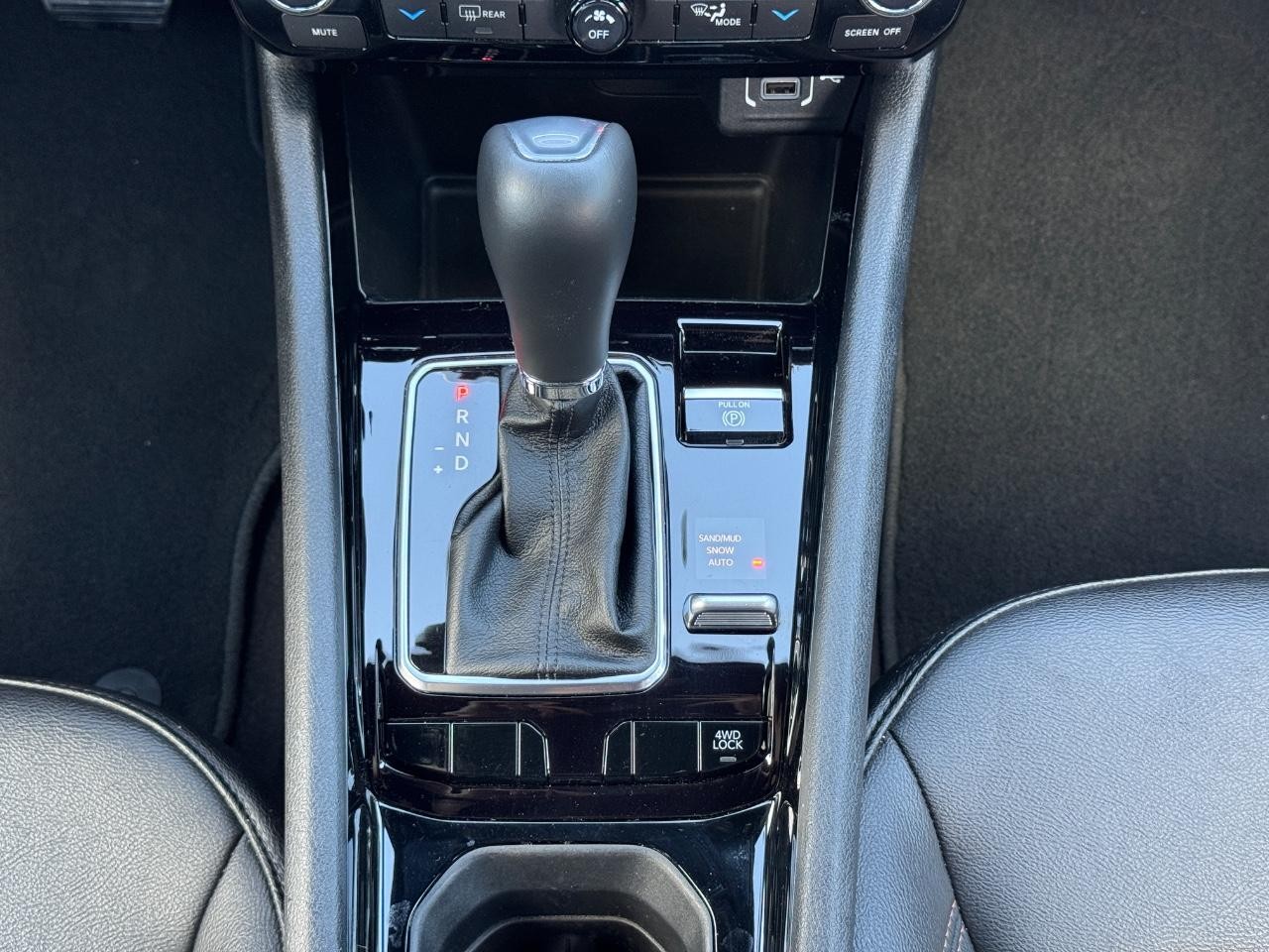 Jeep Compass Vehicle Full-screen Gallery Image 16