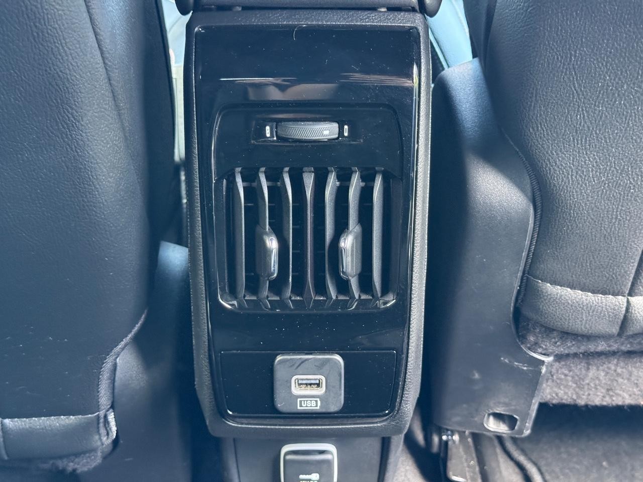 Jeep Compass Vehicle Full-screen Gallery Image 17