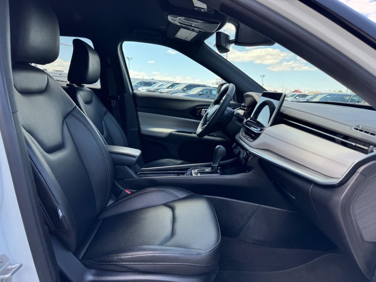 Jeep Compass Vehicle Full-screen Gallery Image 18