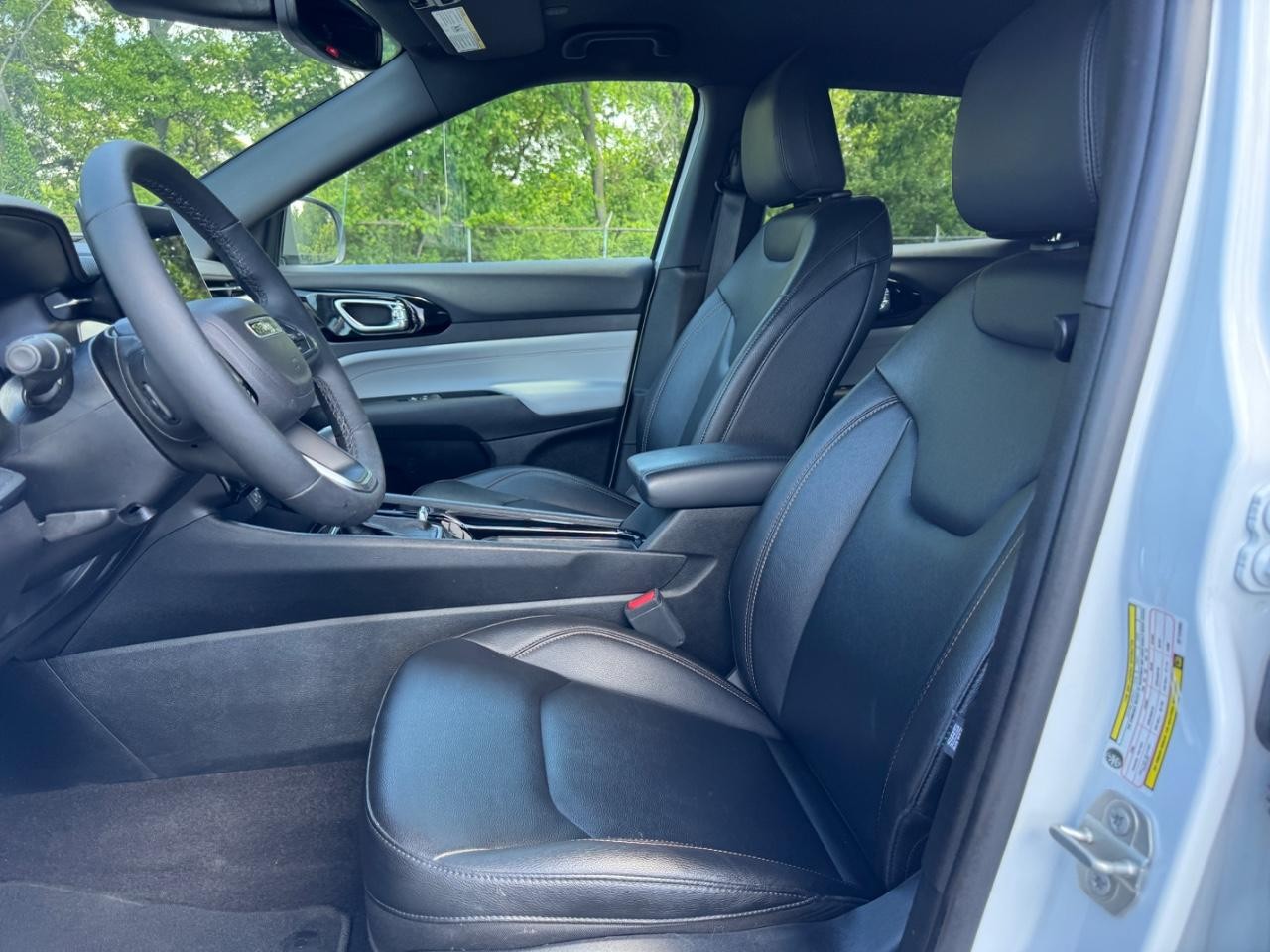 Jeep Compass Vehicle Full-screen Gallery Image 19
