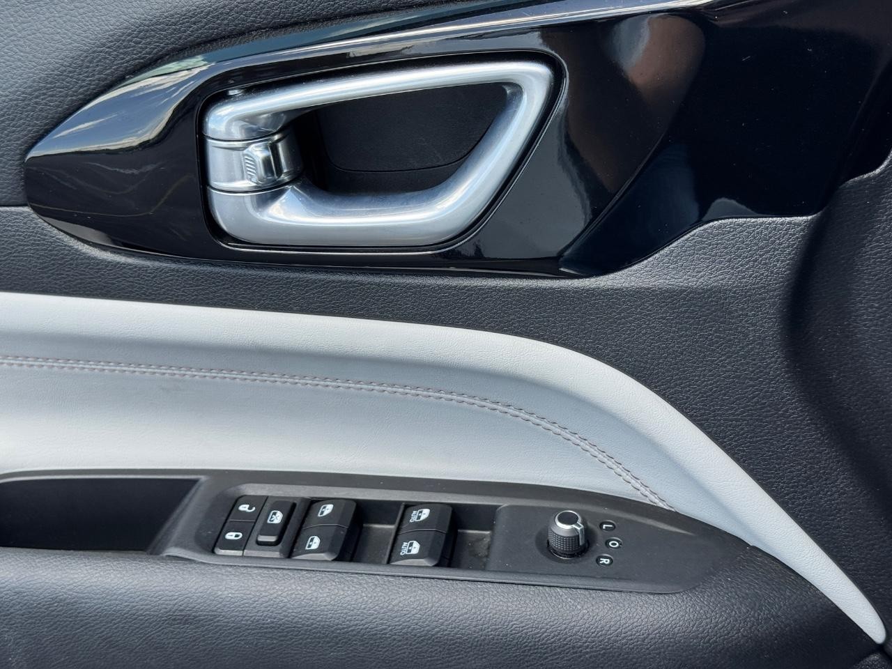Jeep Compass Vehicle Full-screen Gallery Image 25