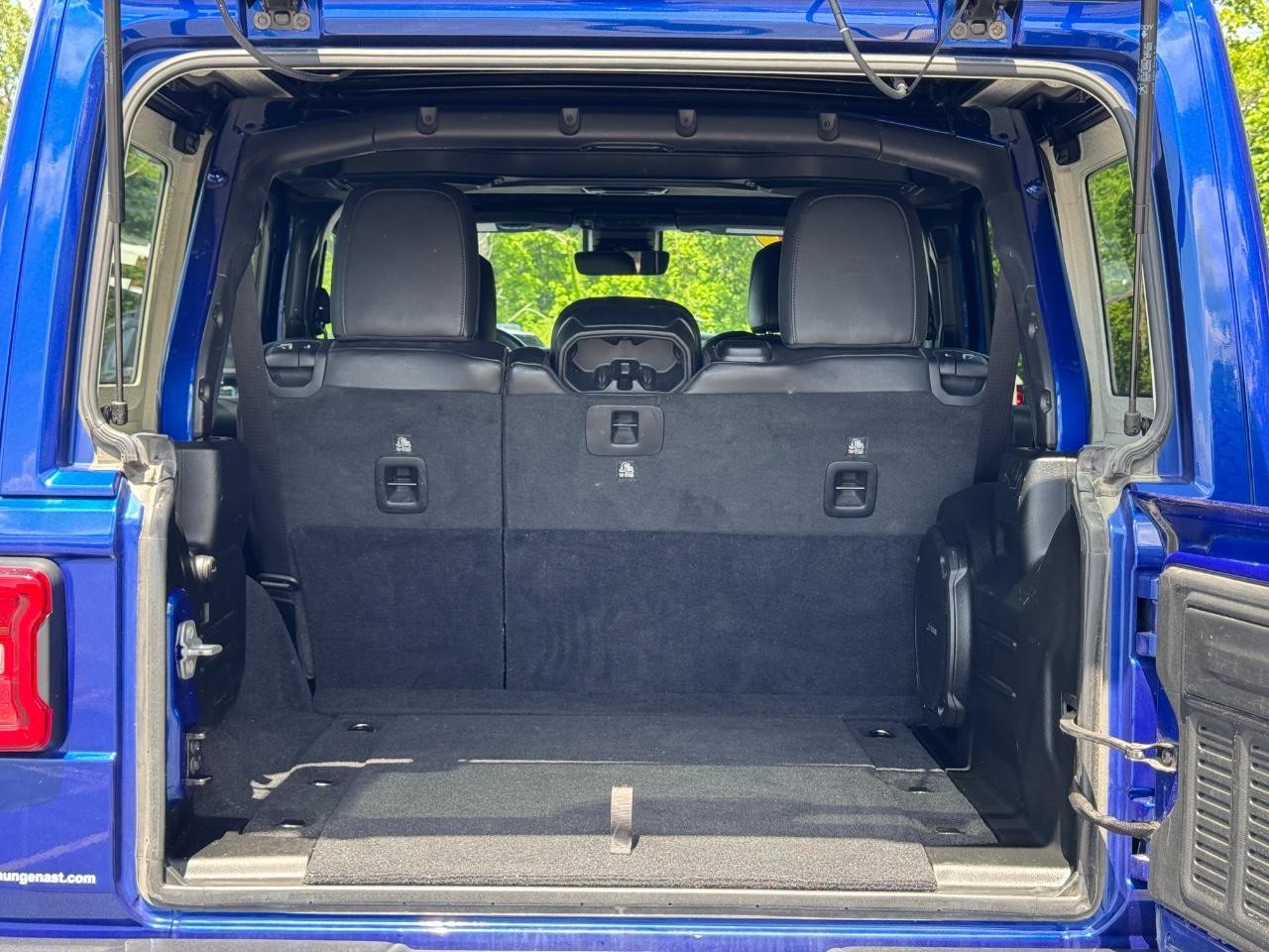 Jeep Wrangler Unlimited Vehicle Full-screen Gallery Image 05