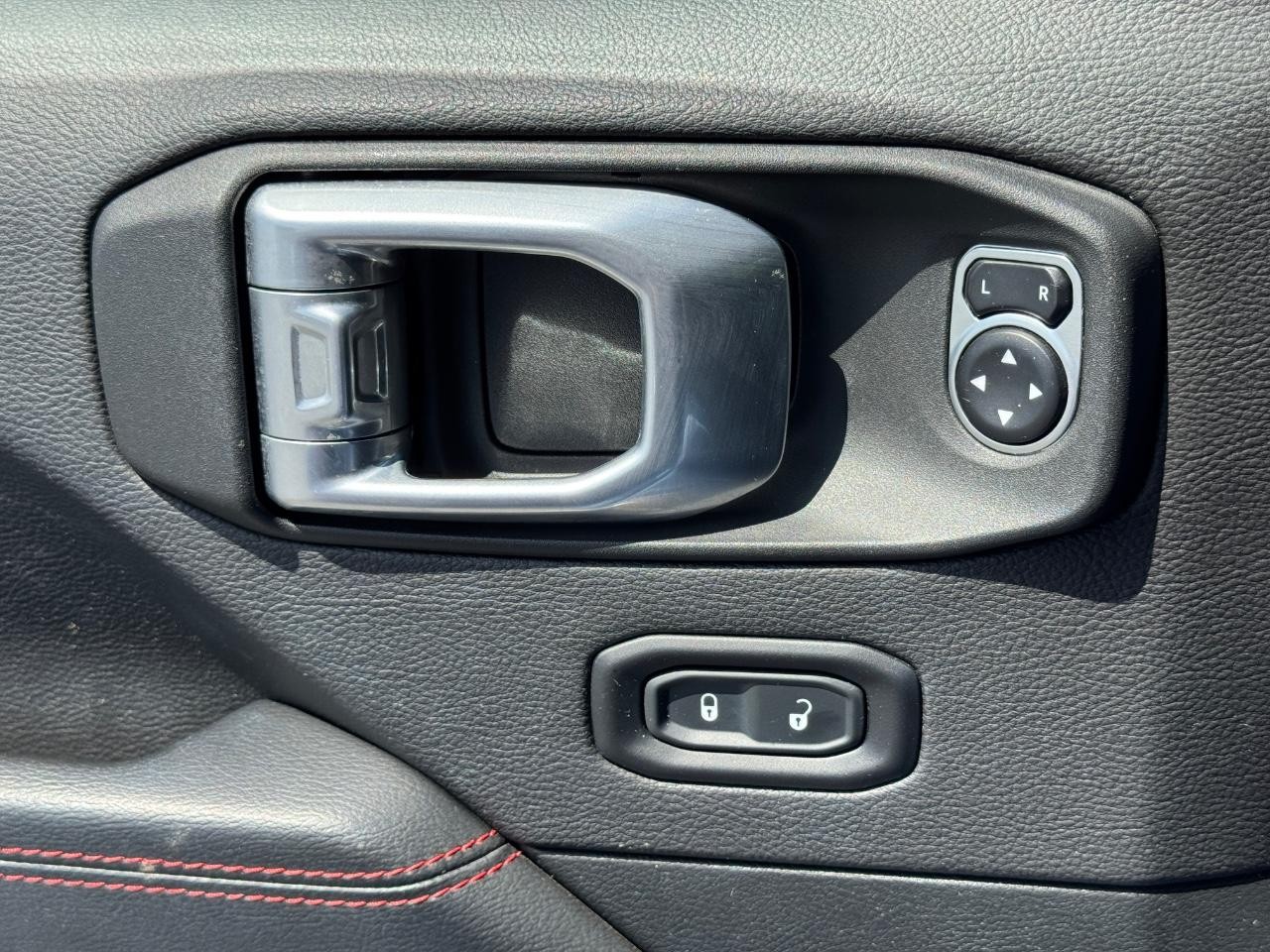 Jeep Wrangler Unlimited Vehicle Full-screen Gallery Image 26