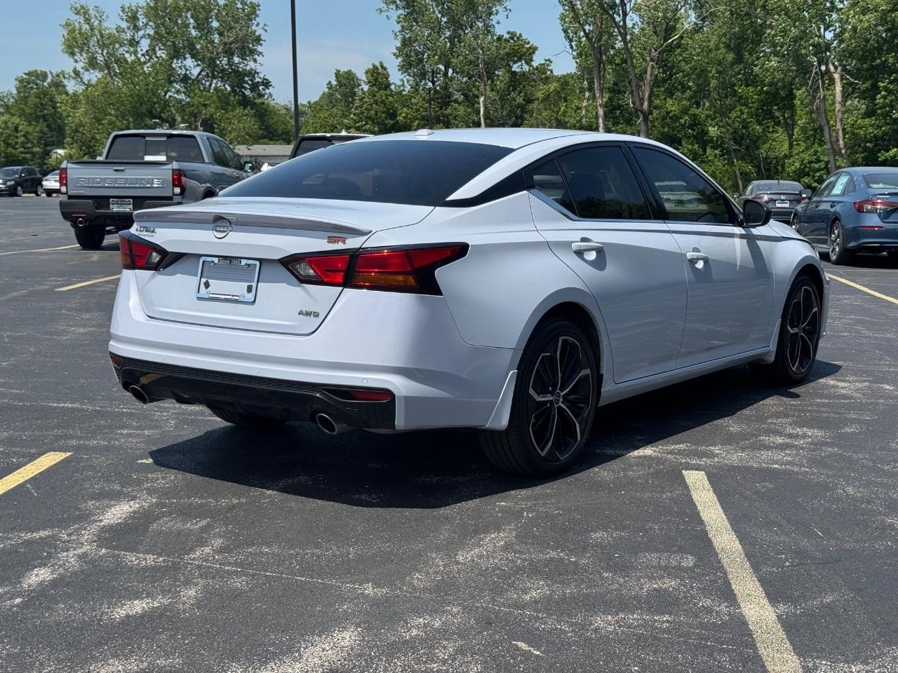 Nissan Altima Vehicle Full-screen Gallery Image 04