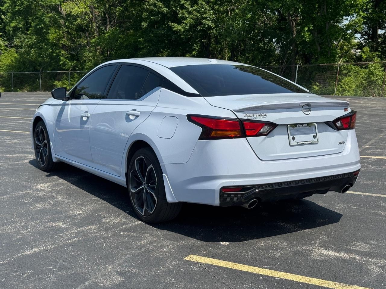 Nissan Altima Vehicle Full-screen Gallery Image 07