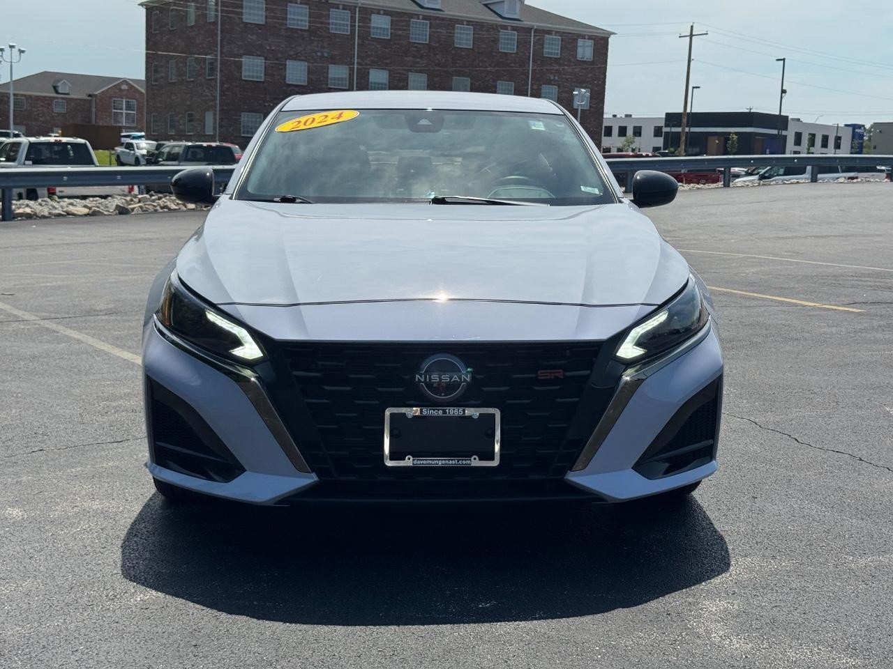 Nissan Altima Vehicle Full-screen Gallery Image 10