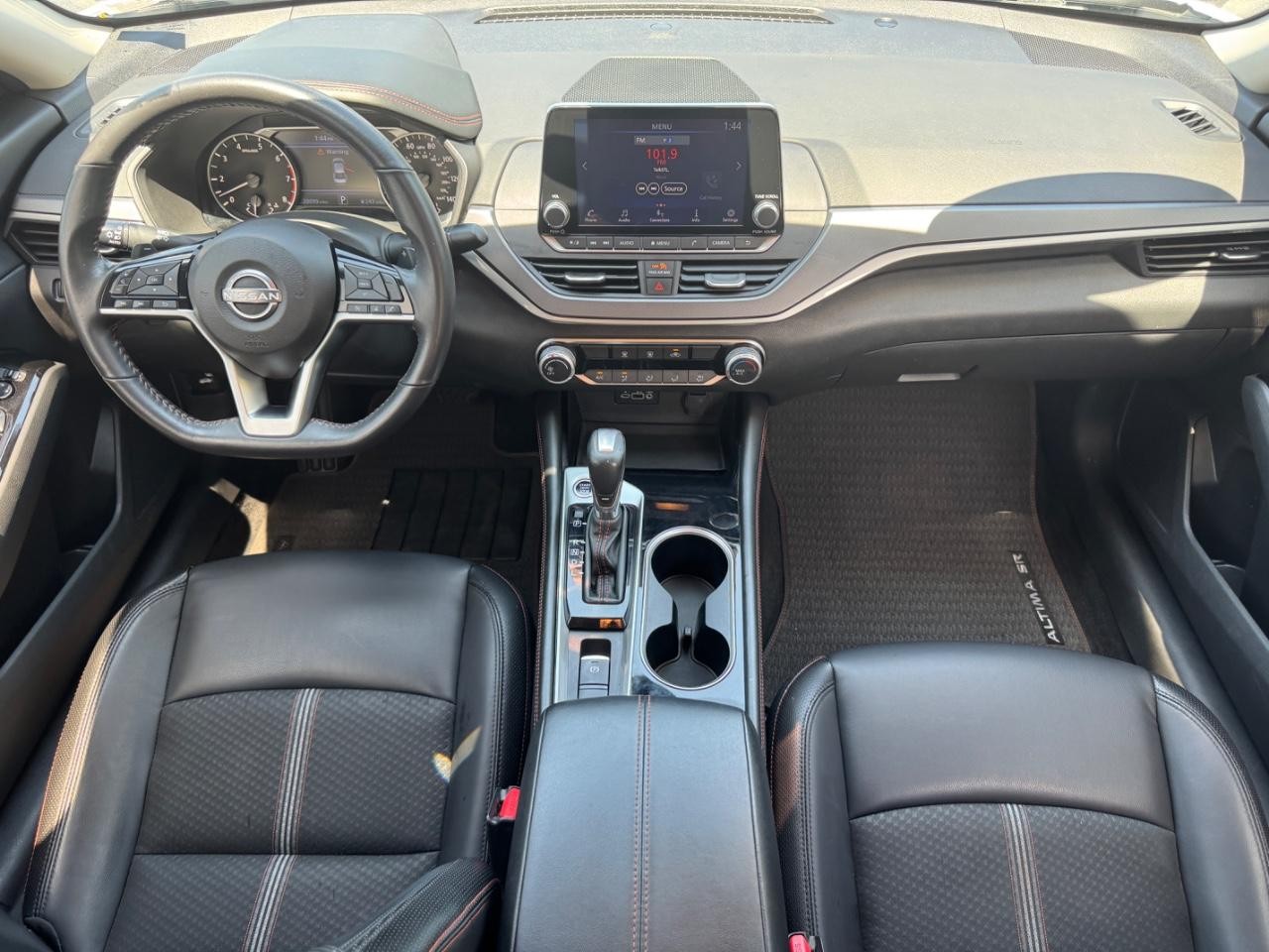 Nissan Altima Vehicle Full-screen Gallery Image 12