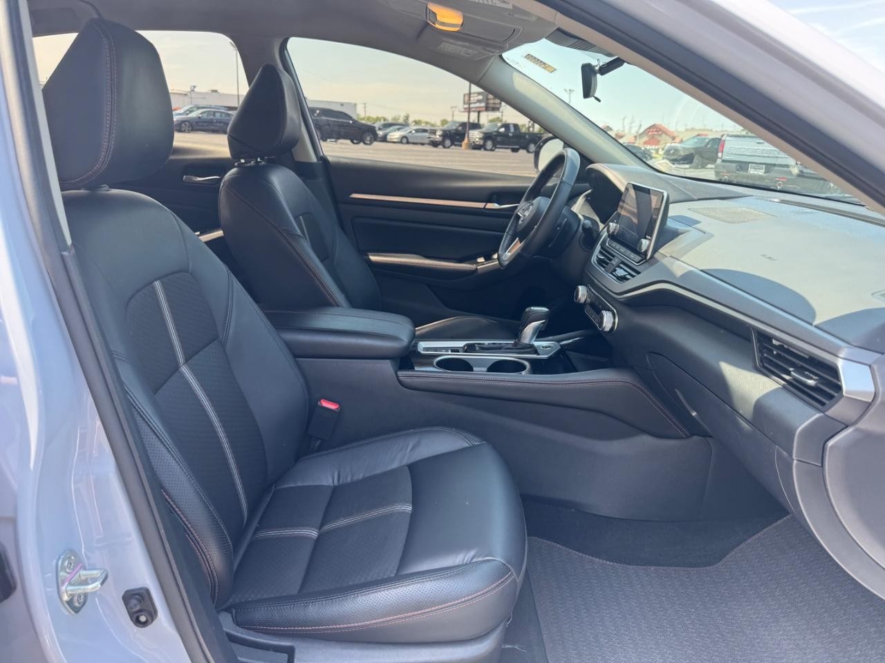 Nissan Altima Vehicle Full-screen Gallery Image 17