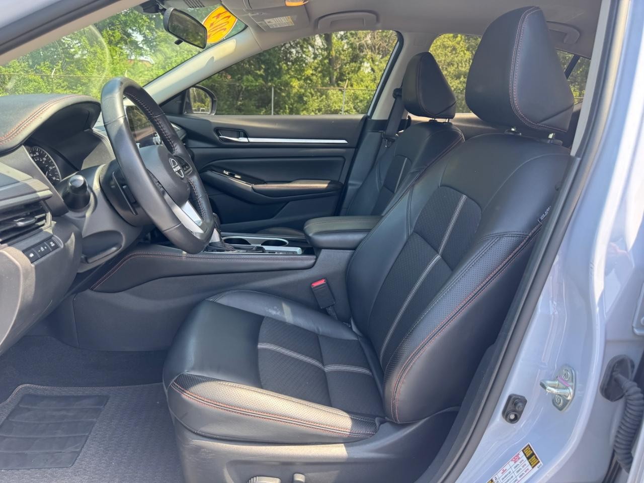 Nissan Altima Vehicle Full-screen Gallery Image 18