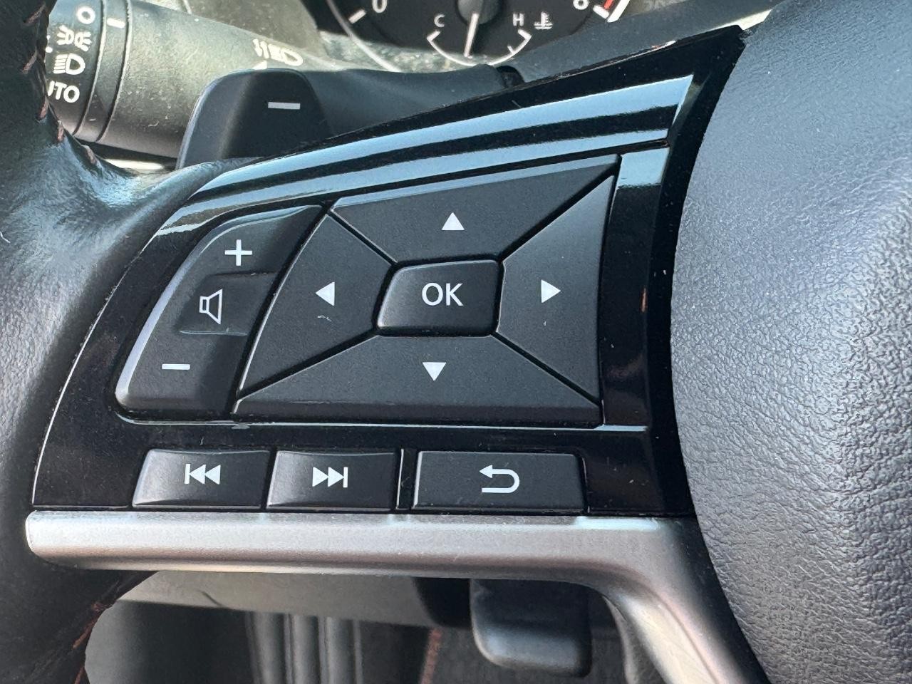 Nissan Altima Vehicle Full-screen Gallery Image 20