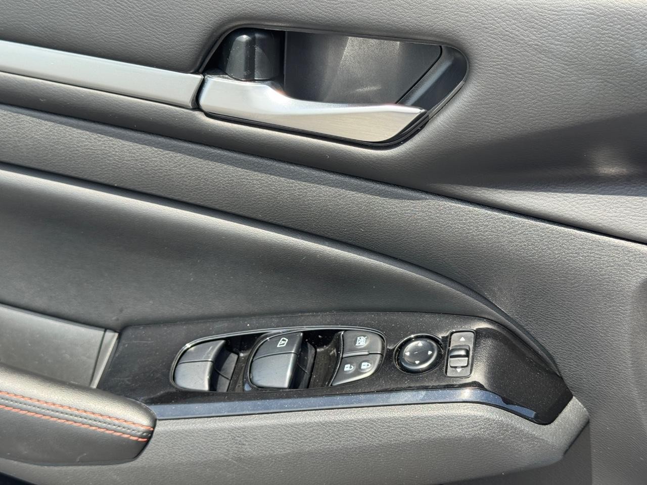 Nissan Altima Vehicle Full-screen Gallery Image 24