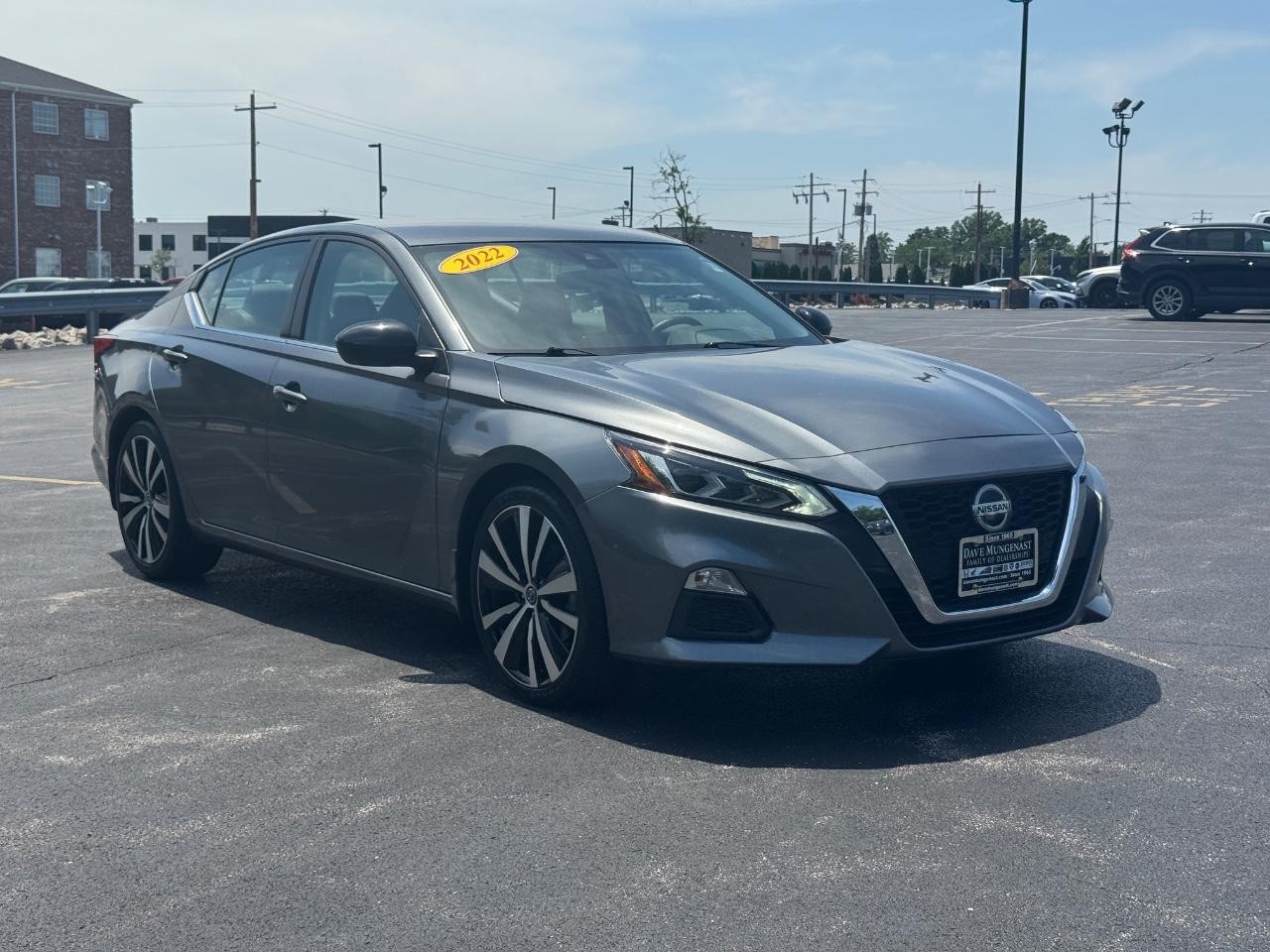 Nissan Altima Vehicle Full-screen Gallery Image 02