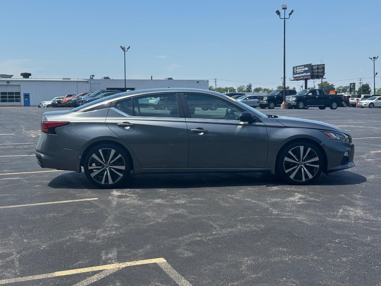 Nissan Altima Vehicle Full-screen Gallery Image 03