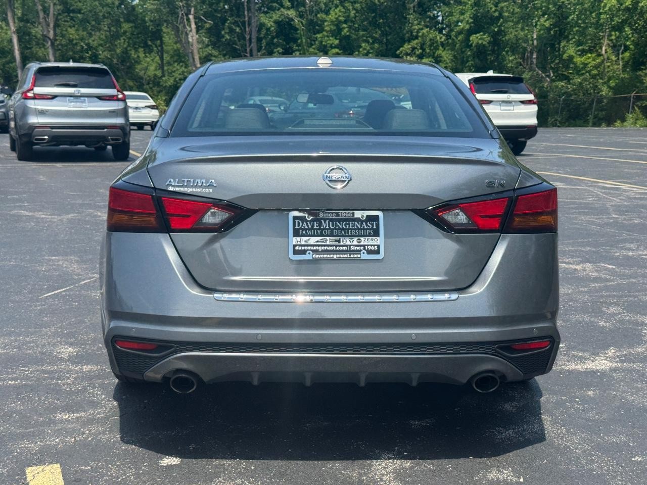 Nissan Altima Vehicle Full-screen Gallery Image 06