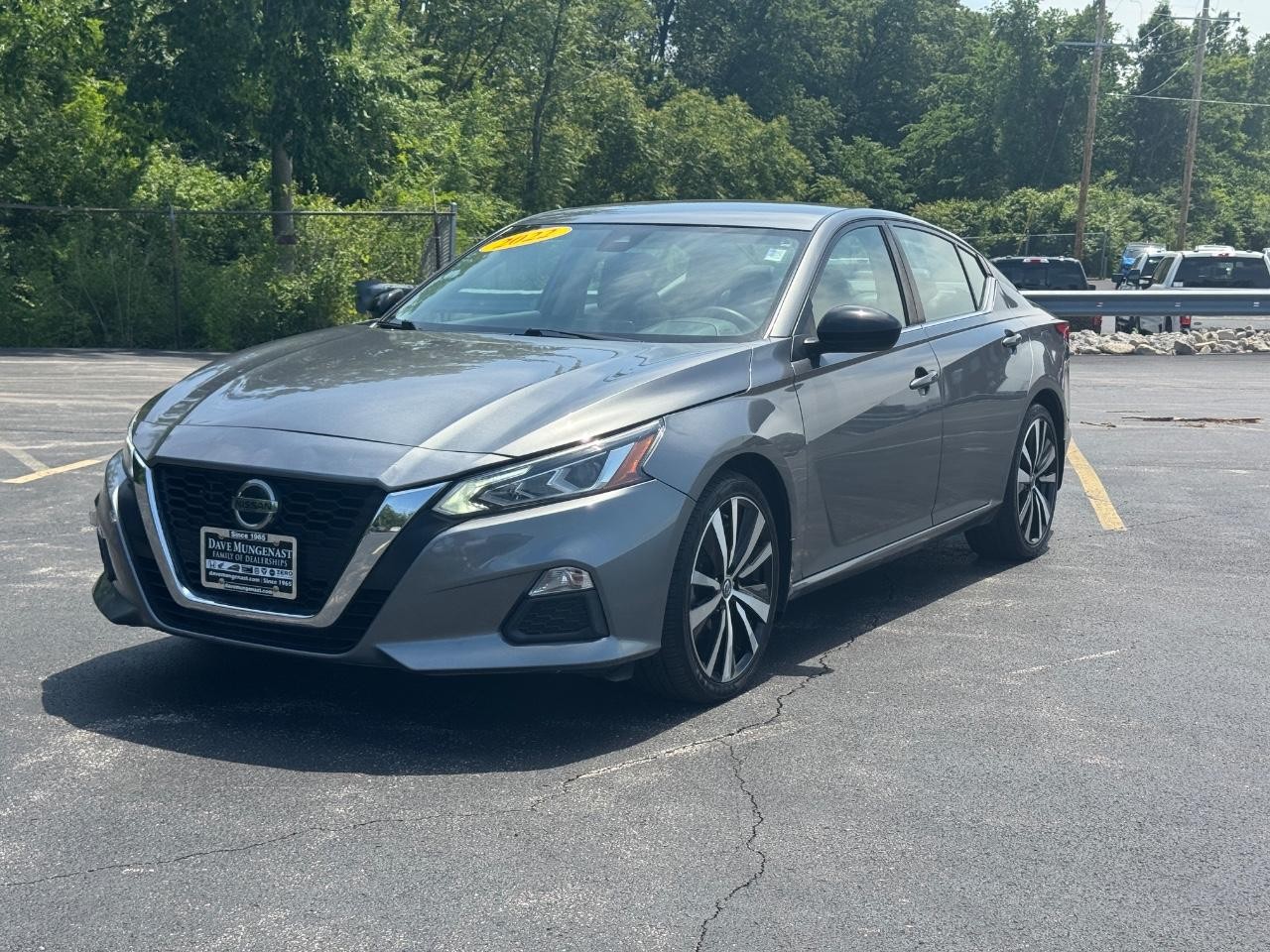 Nissan Altima Vehicle Full-screen Gallery Image 09