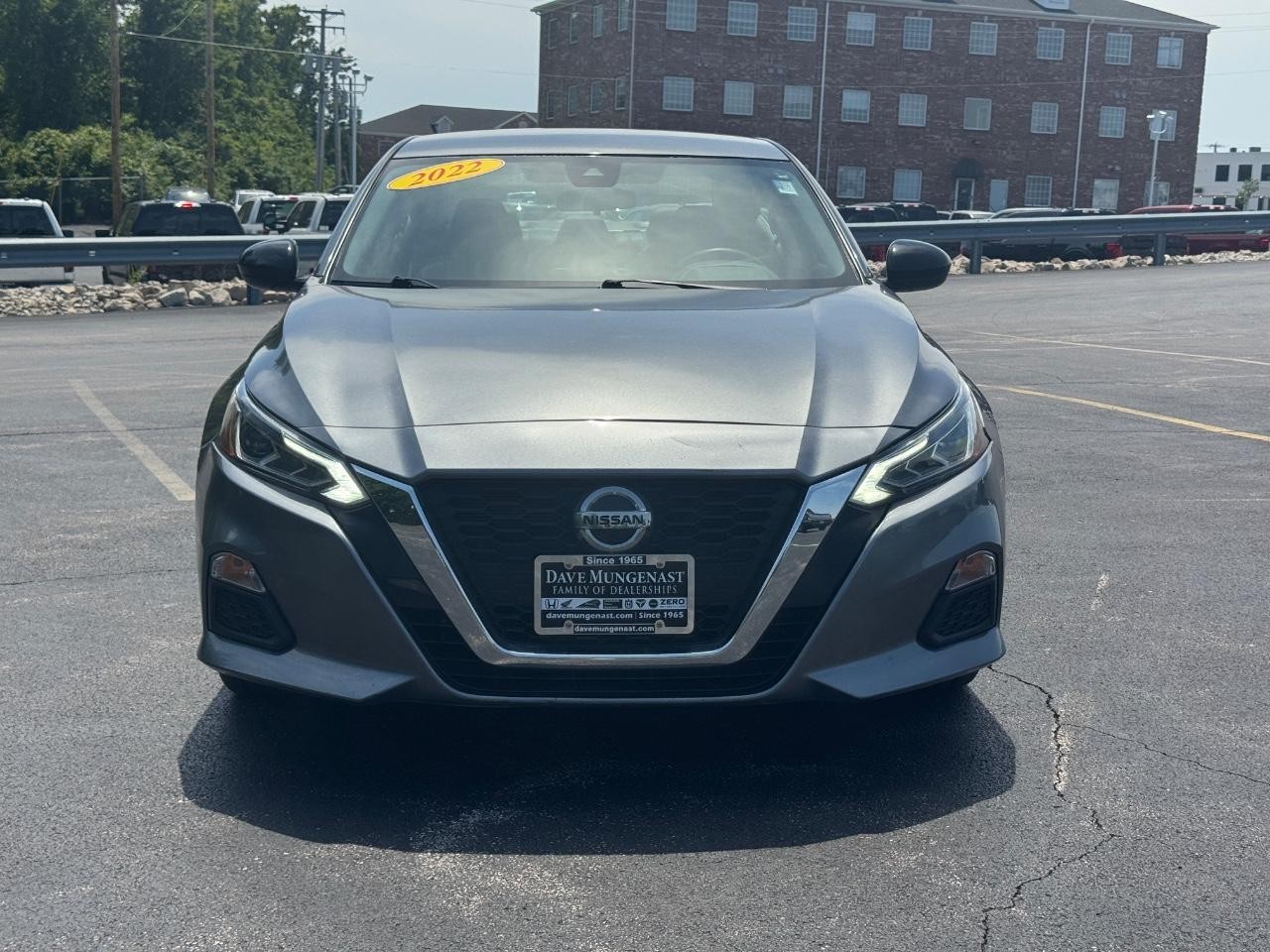 Nissan Altima Vehicle Full-screen Gallery Image 10