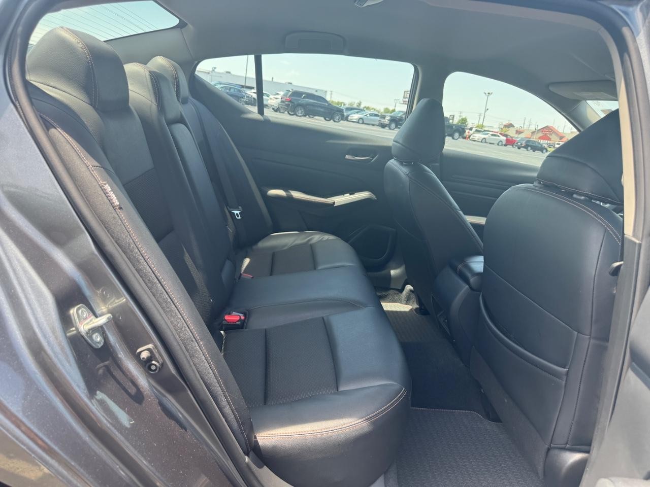 Nissan Altima Vehicle Full-screen Gallery Image 11