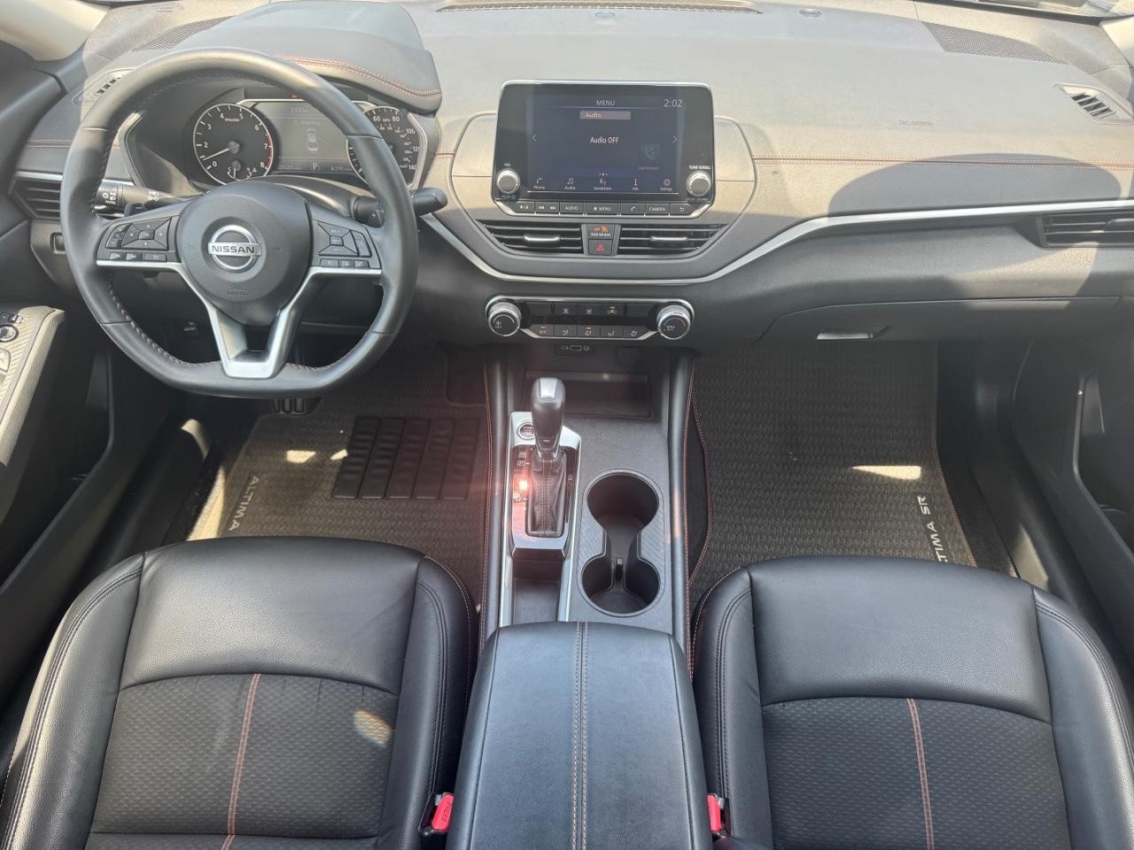 Nissan Altima Vehicle Full-screen Gallery Image 12