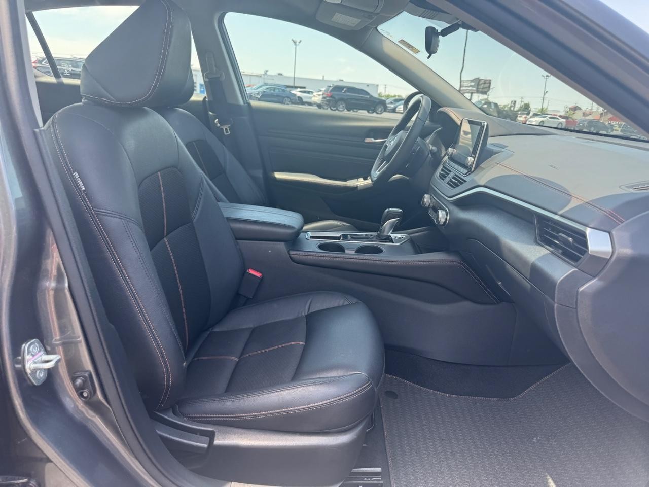 Nissan Altima Vehicle Full-screen Gallery Image 17