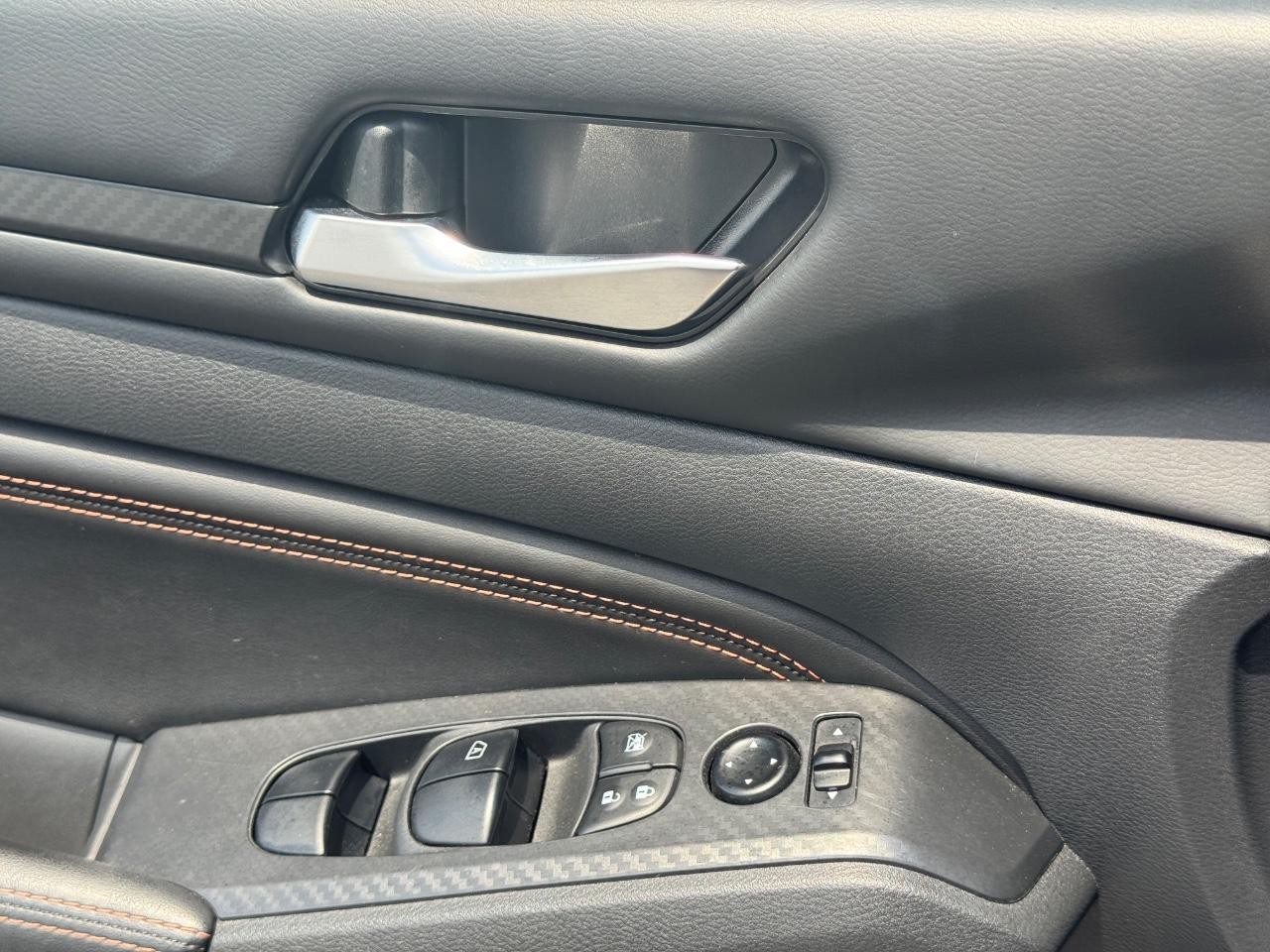 Nissan Altima Vehicle Full-screen Gallery Image 24