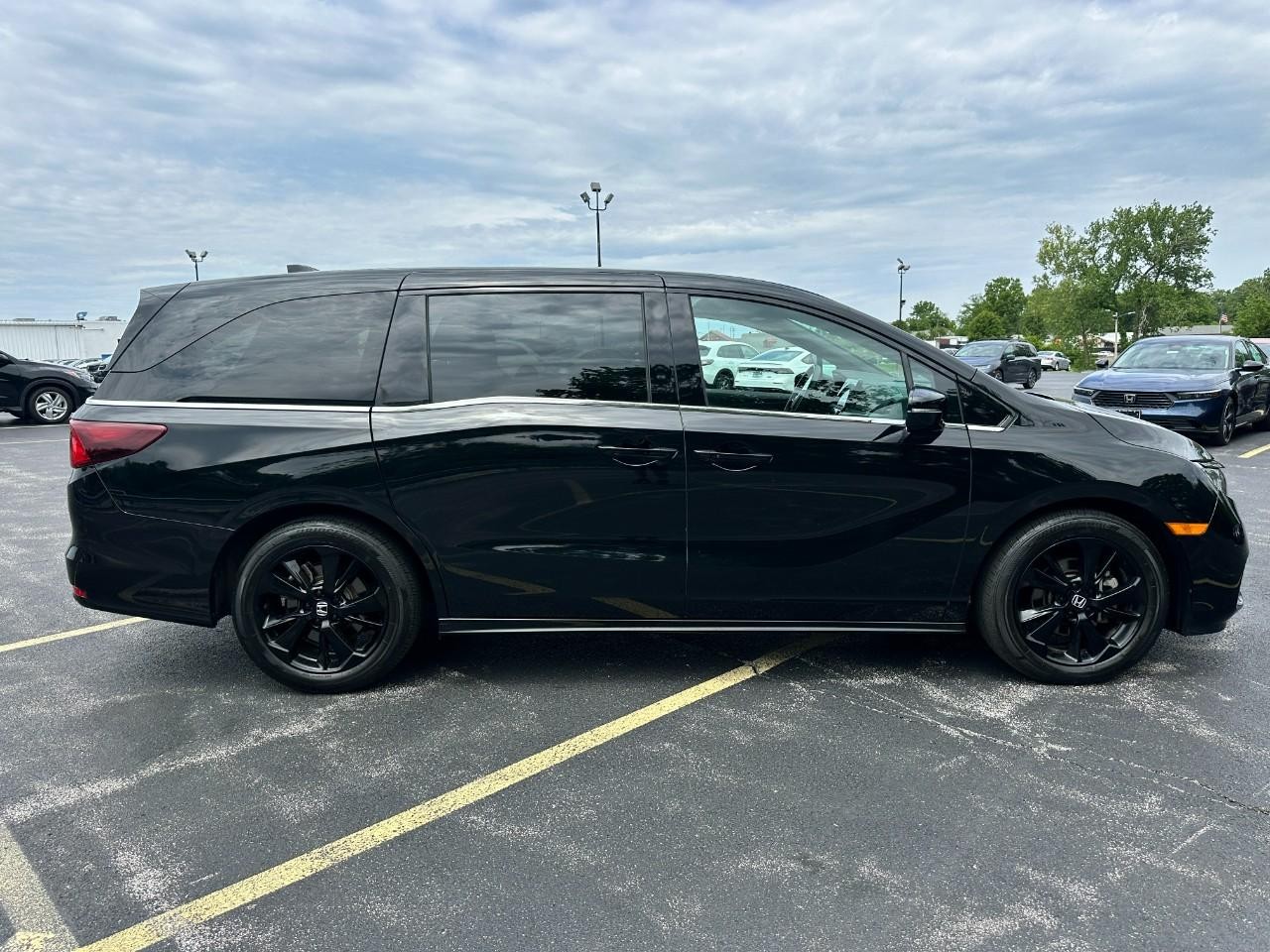 Honda Odyssey Vehicle Full-screen Gallery Image 03