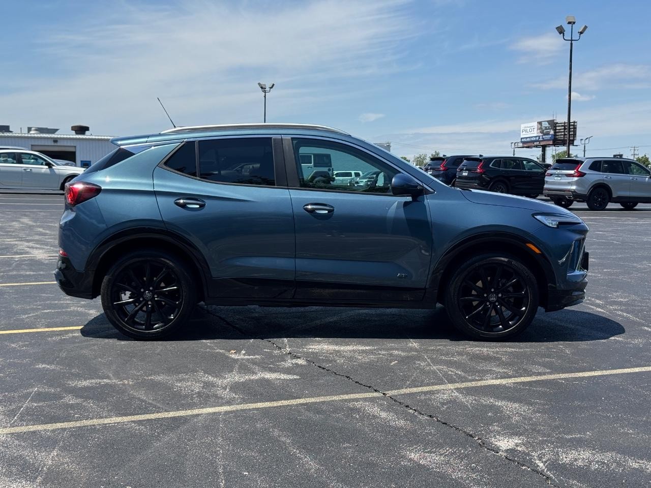 Buick Encore GX Vehicle Full-screen Gallery Image 03