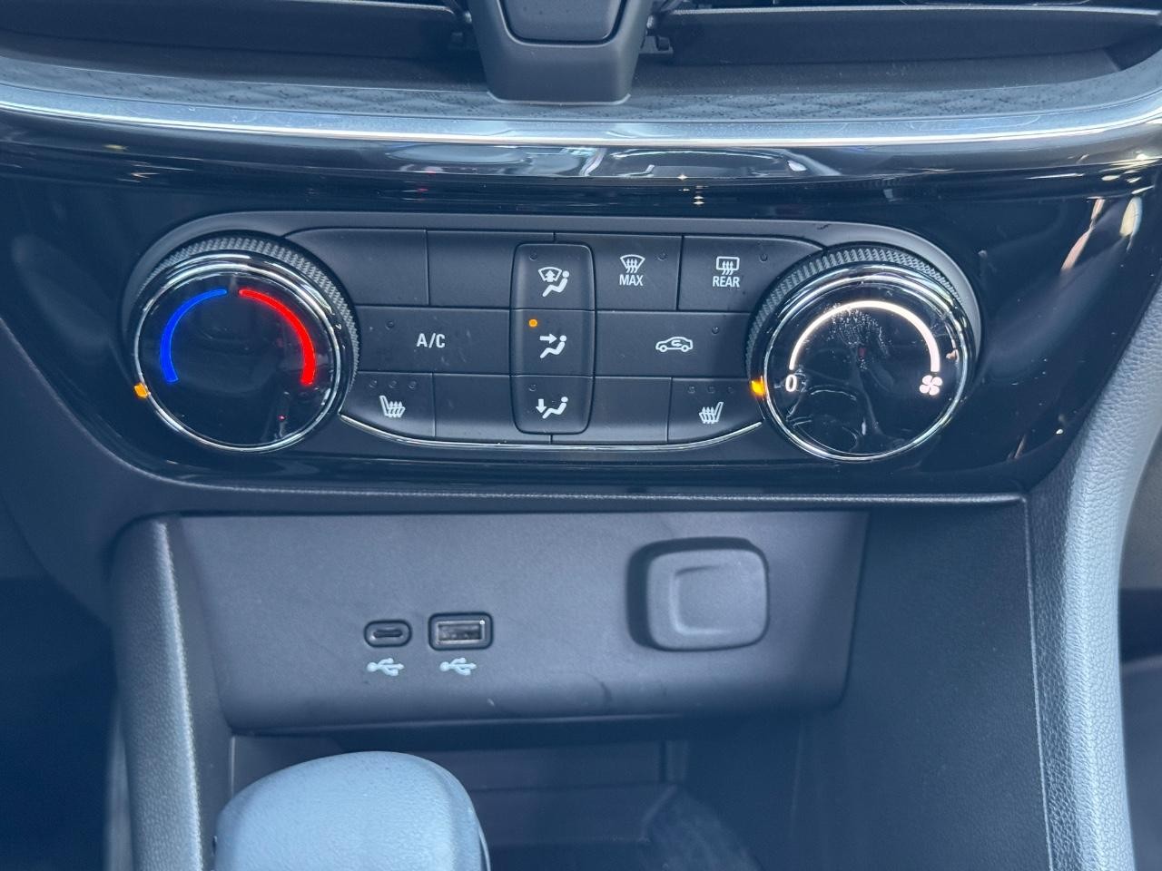 Buick Encore GX Vehicle Full-screen Gallery Image 15