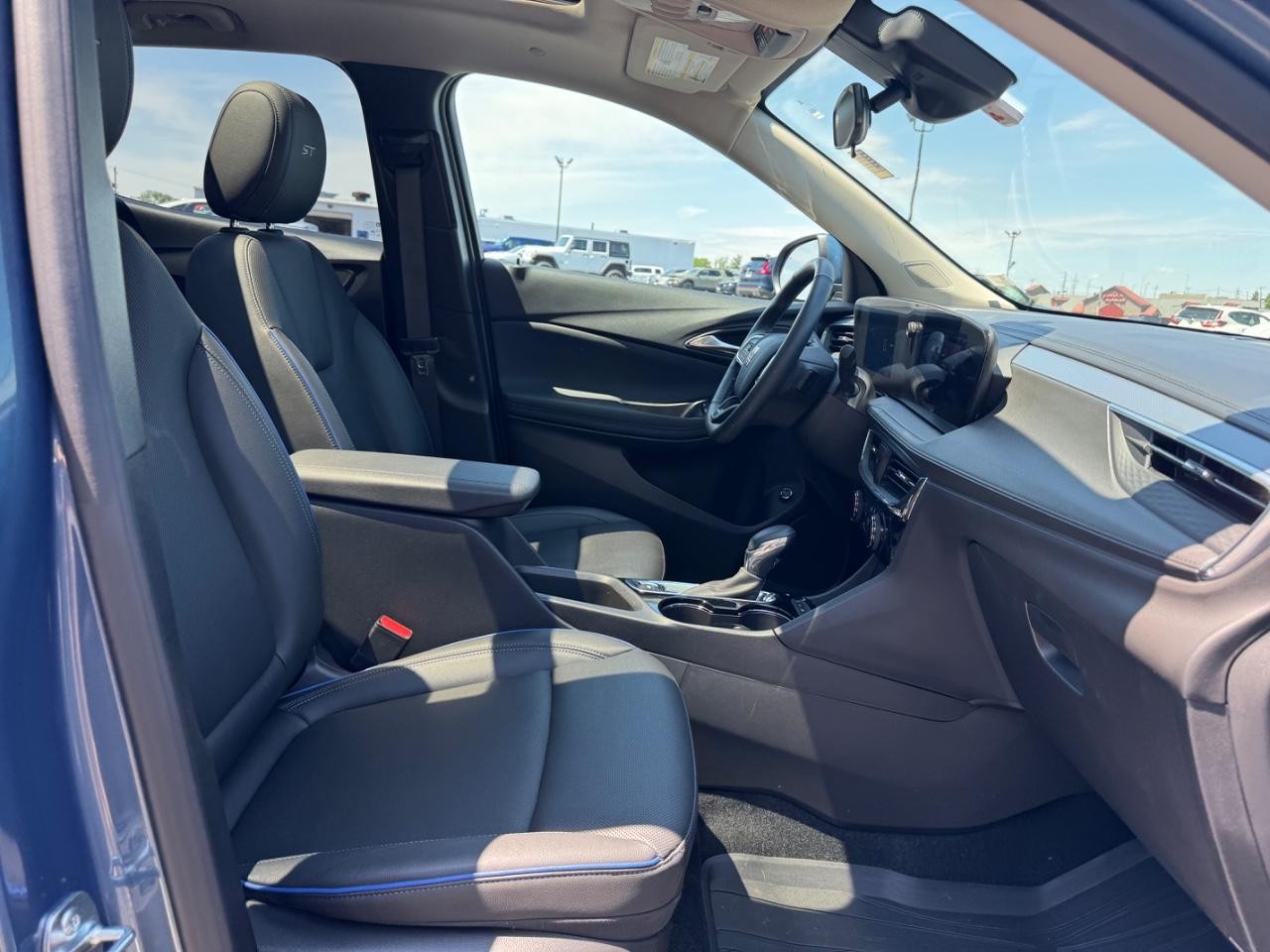 Buick Encore GX Vehicle Full-screen Gallery Image 17