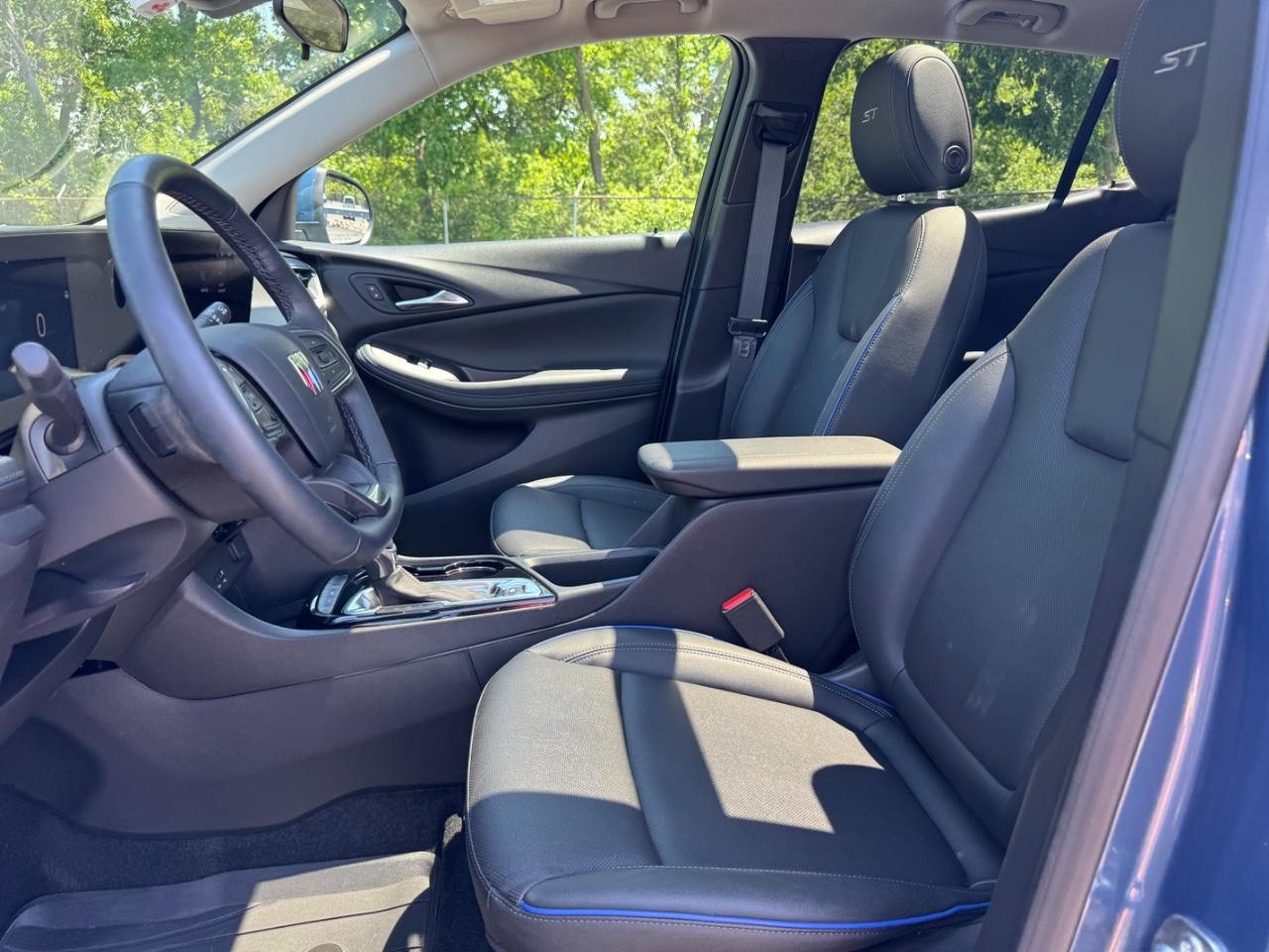 Buick Encore GX Vehicle Full-screen Gallery Image 18