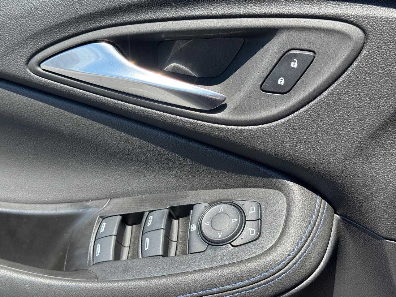 Buick Encore GX Vehicle Full-screen Gallery Image 25