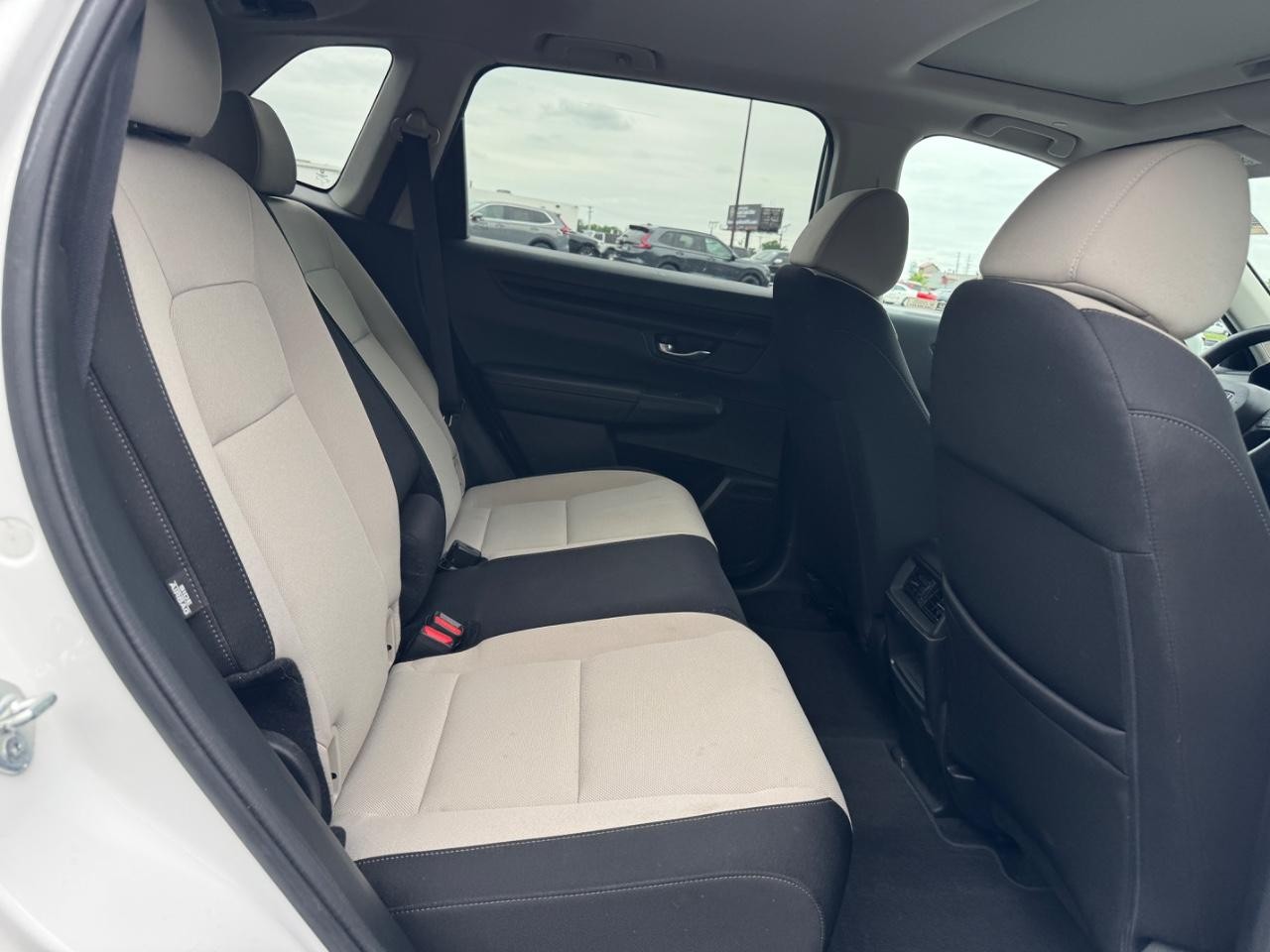 Honda CR-V Vehicle Full-screen Gallery Image 11