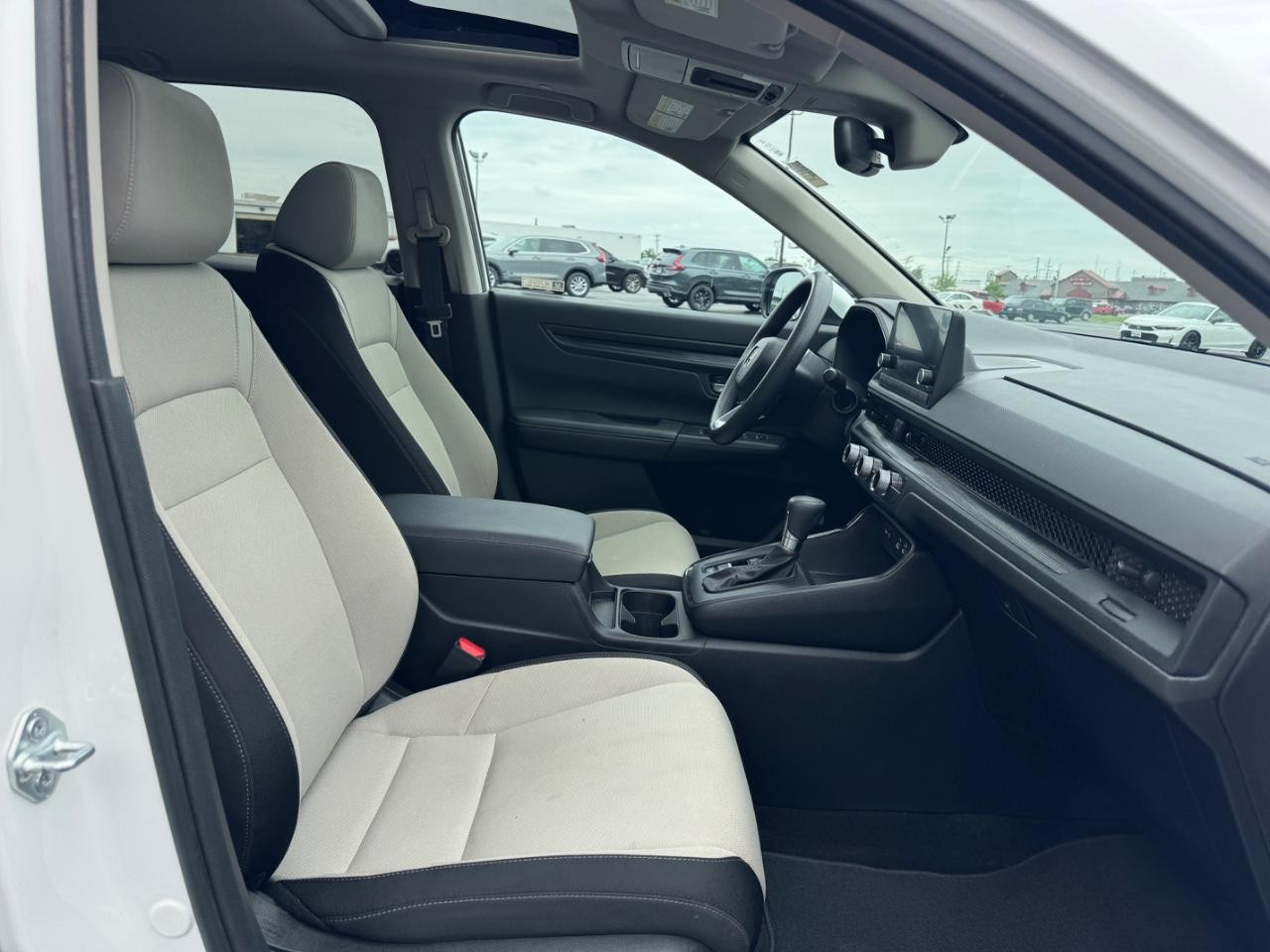 Honda CR-V Vehicle Full-screen Gallery Image 18