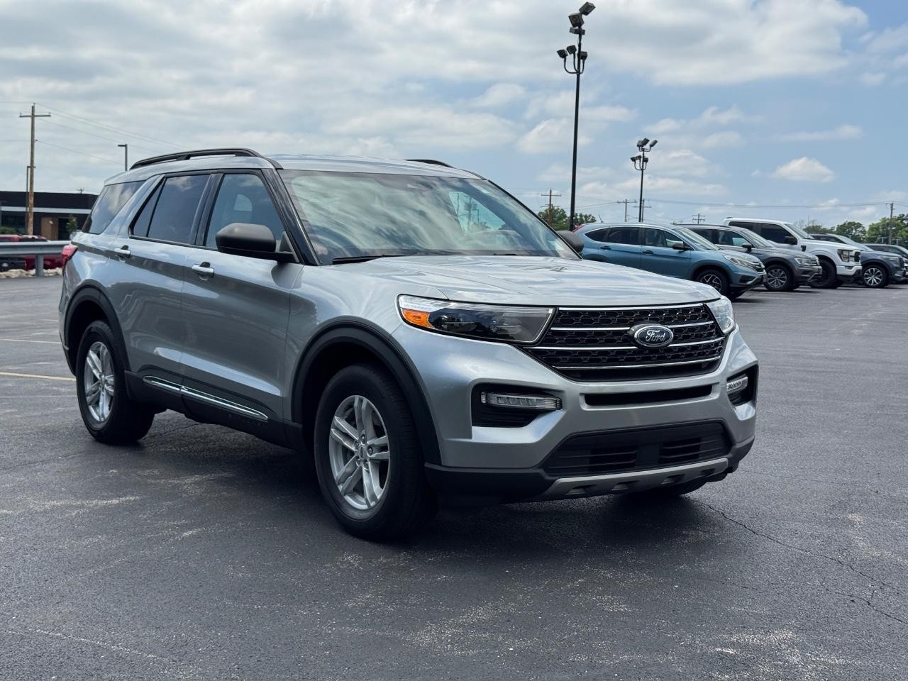 Ford Explorer Vehicle Full-screen Gallery Image 02