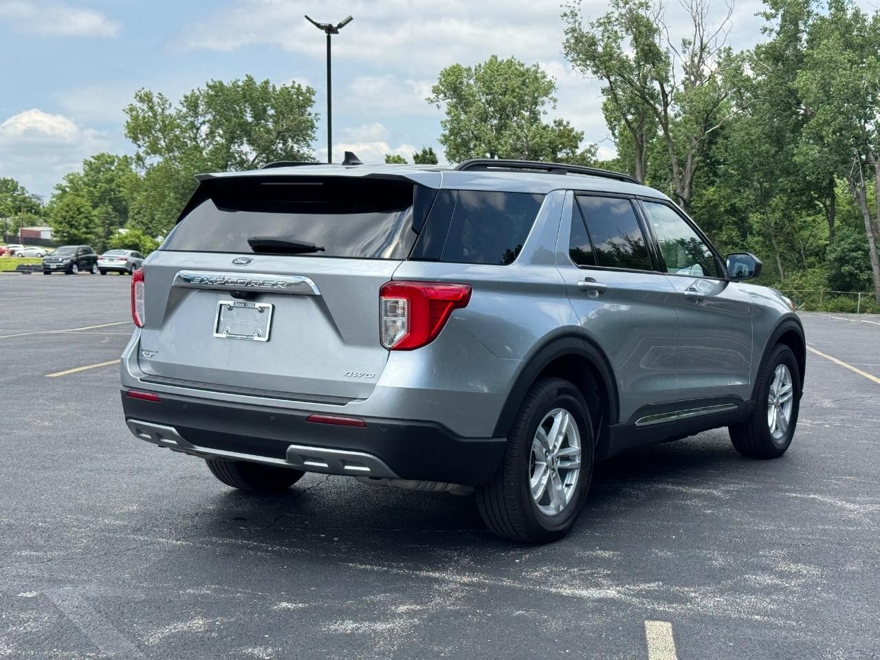 Ford Explorer Vehicle Full-screen Gallery Image 04